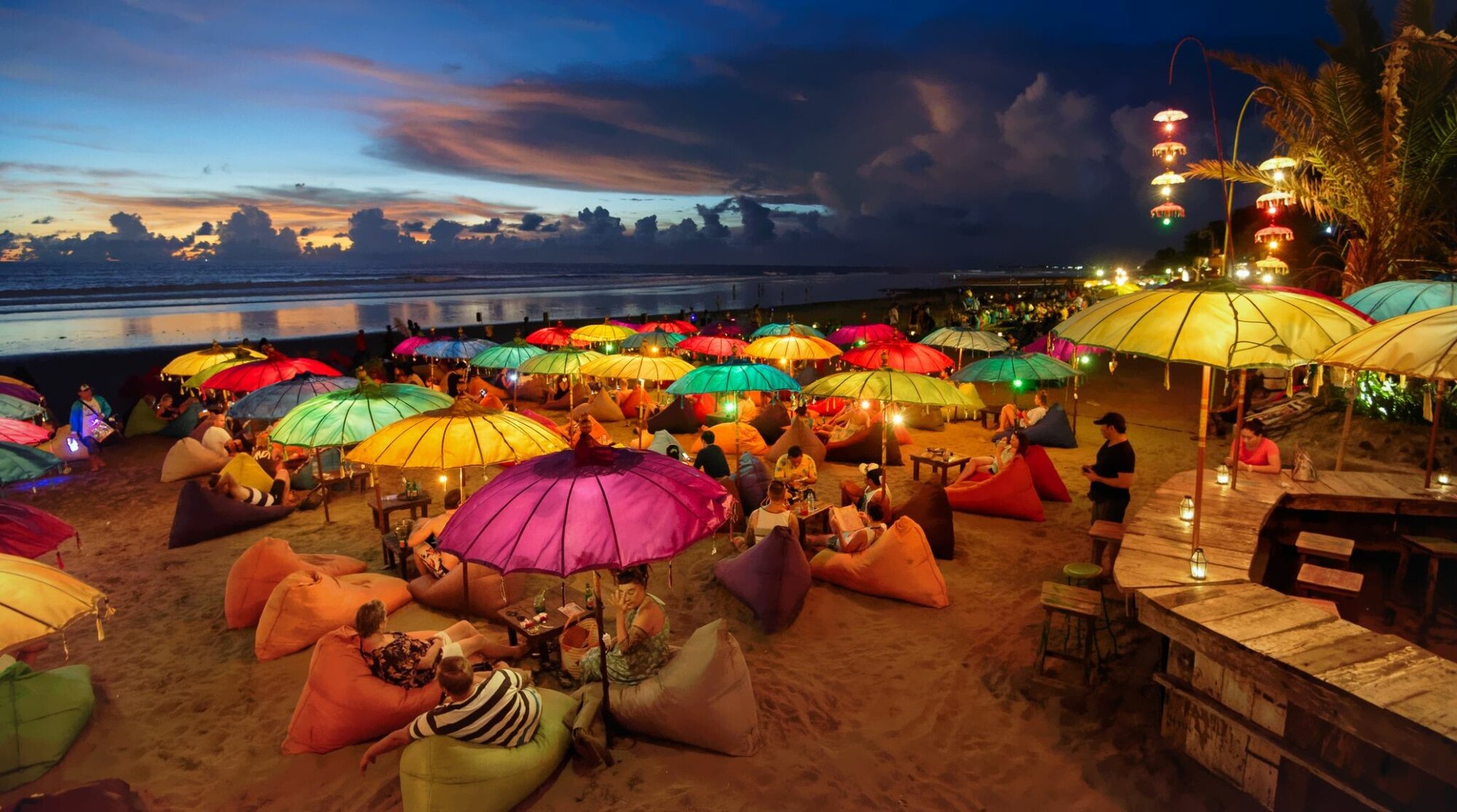 plage de seminyak parmi les incontournables d'un voyage de 2 semaines a bali