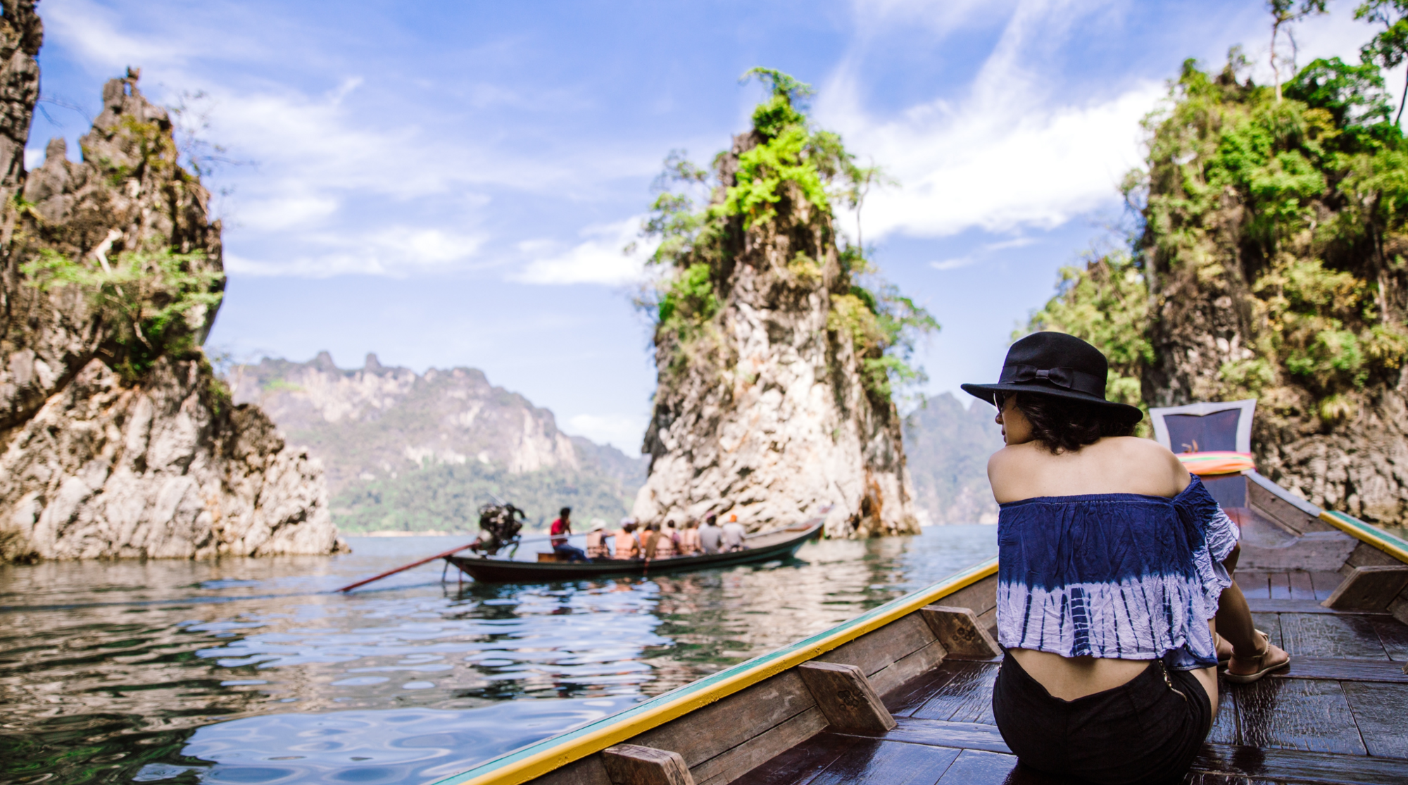 Frau auf Boot in Thailand