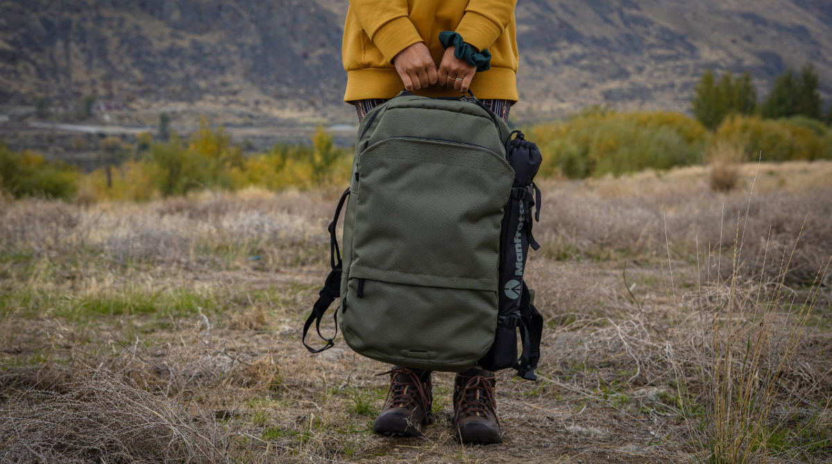 여행 가방을 들고 있는 소녀