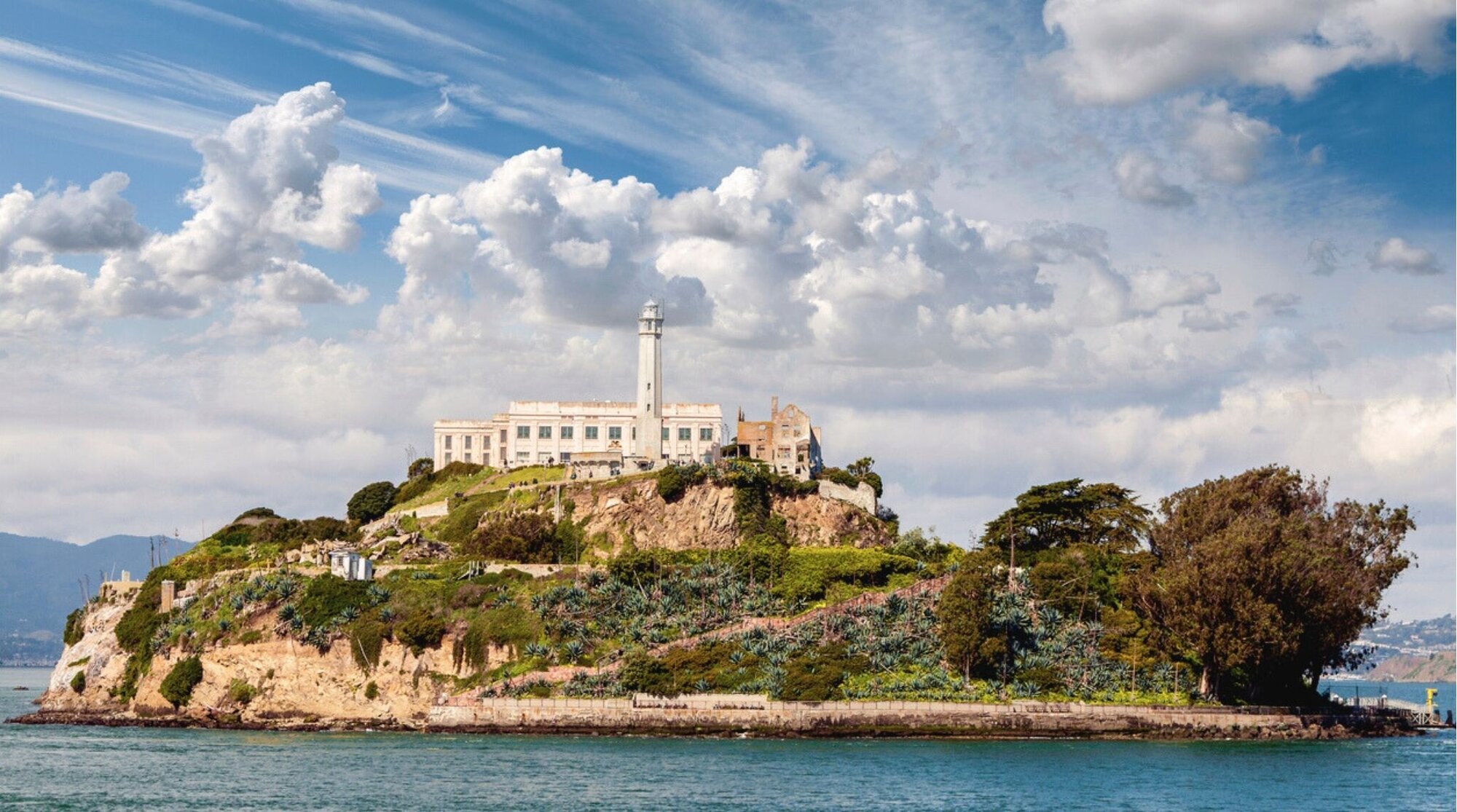 Isla de Alcatraz en medio de la bahía de San Francisco, antigua prisión rodeada de agua