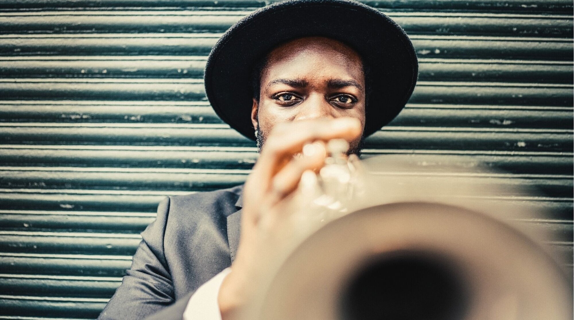 Trompetista tocando música en la calle, ambiente urbano.