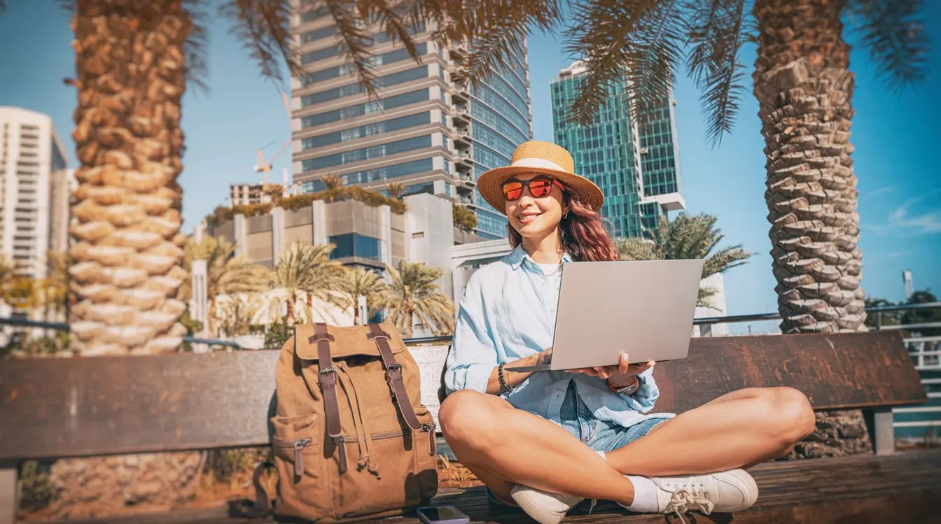 Freelance en télétravail sur son ordinateur portable à Dubaï