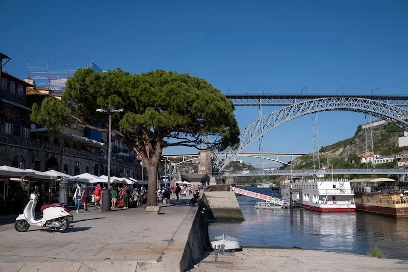 Vue sur le Pont Dom Luís Ier à Porto avec un ciel bleu dégagé, la veille de la São João,