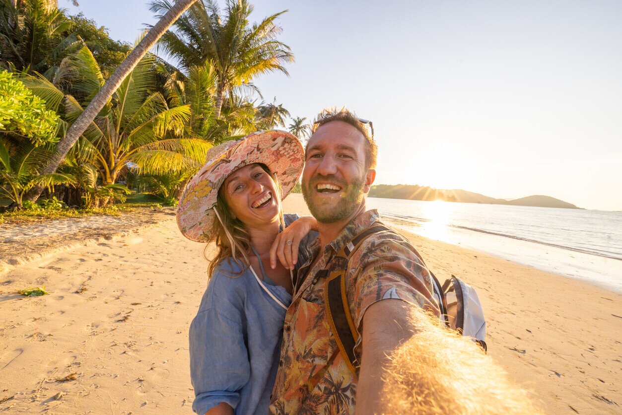 Un selfie di coppia sotto le palme 