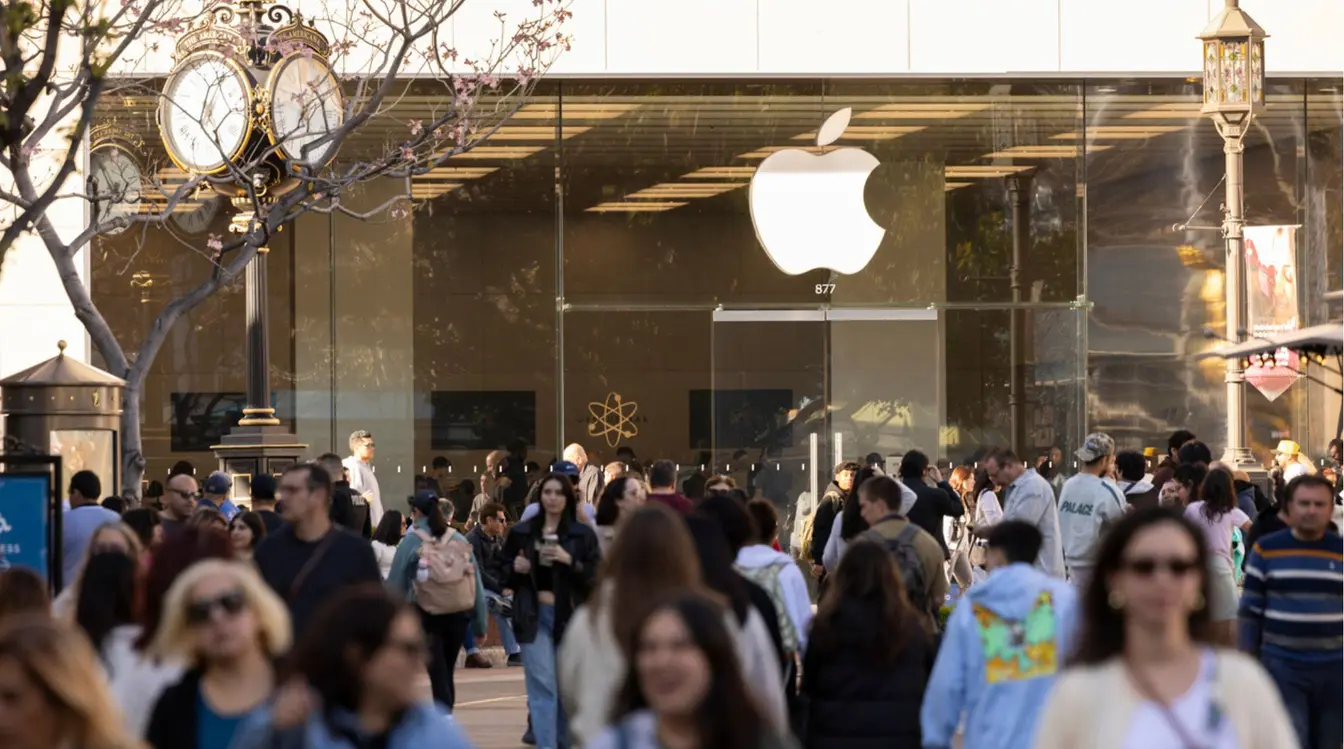 Movimento de pedestres, entre viajantes e moradores locais, em frente a uma loja da Apple na Califórnia.