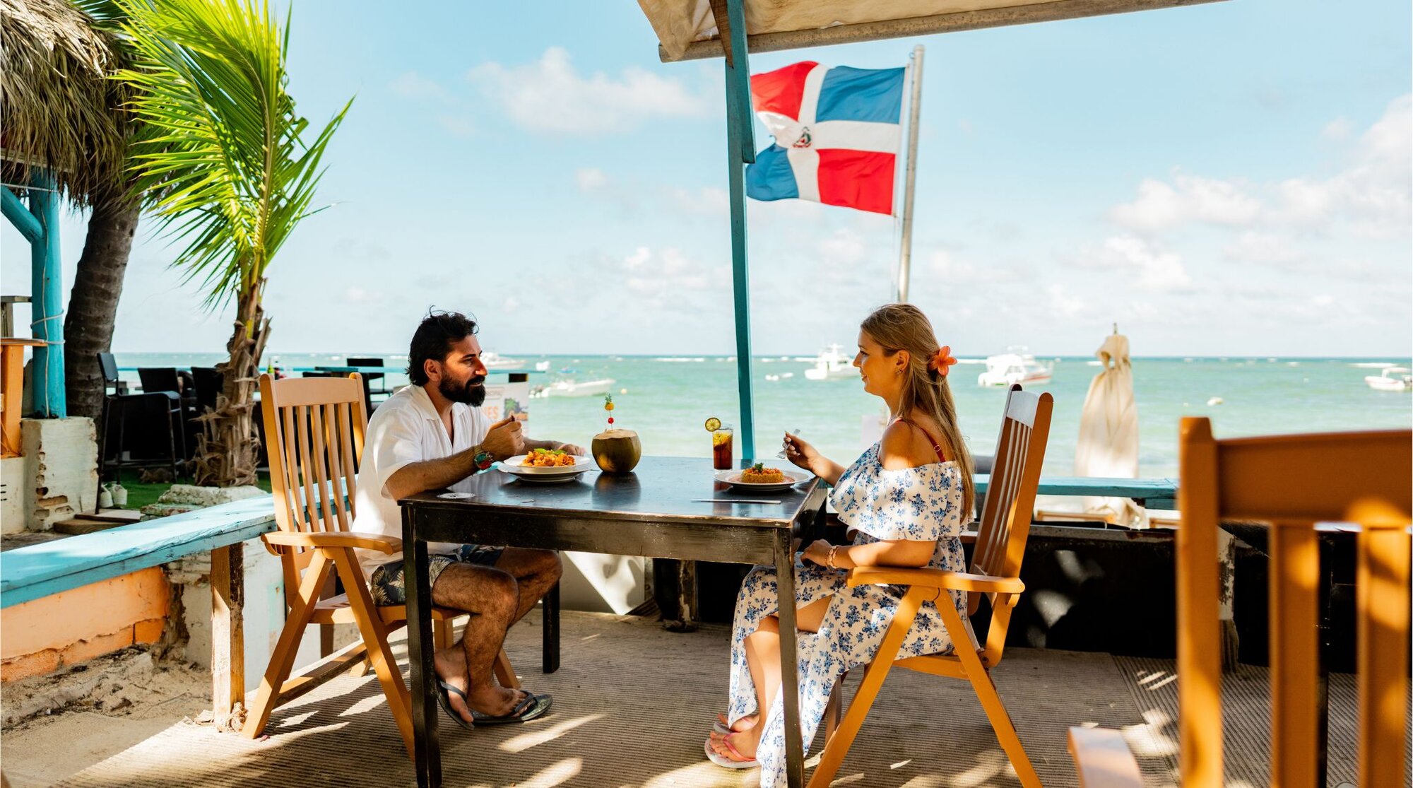 Casal almoçando em restaurante na praia em Punta Cana.