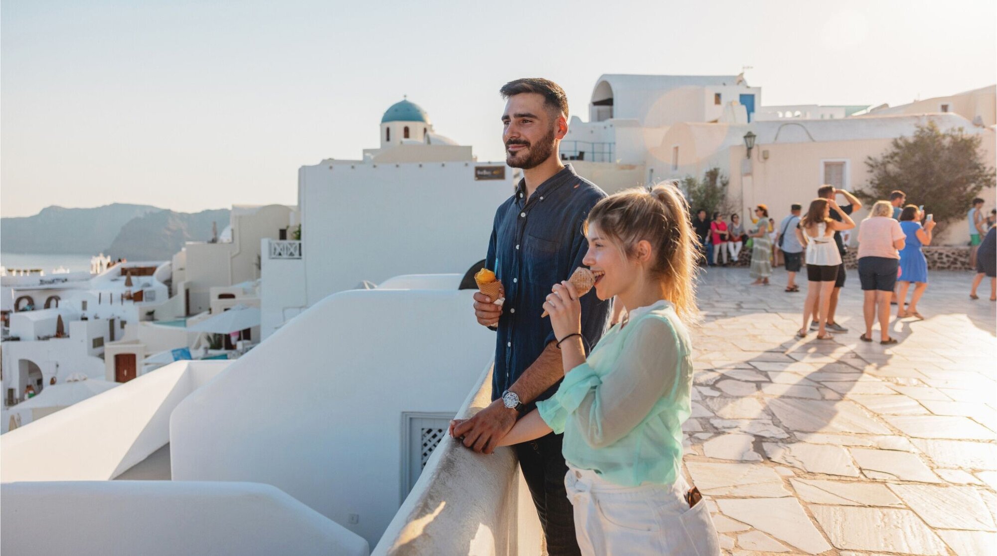 Casal em lua de mel em santorini