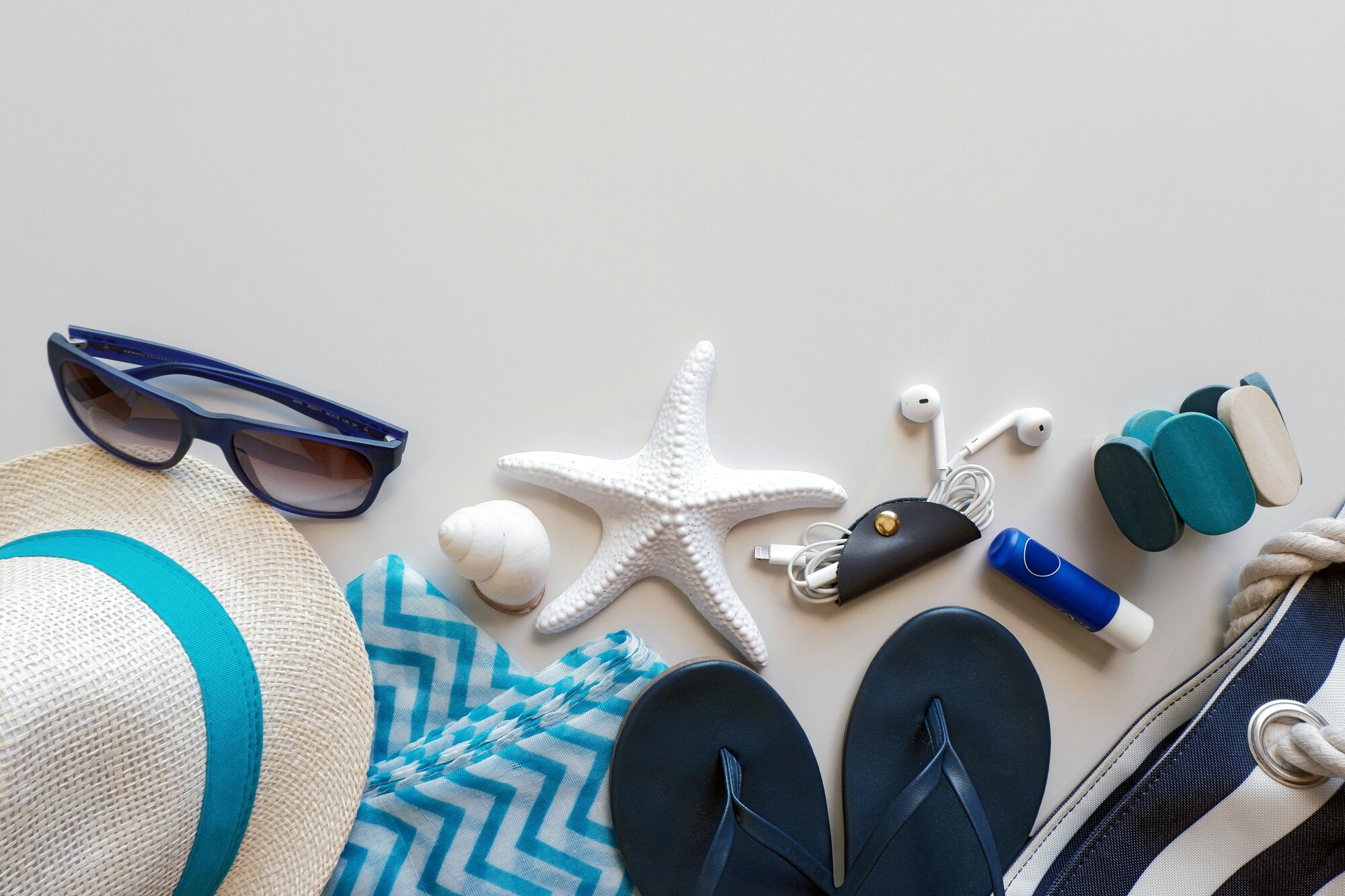 Unas gafas de sol, sombrero, chancletas, auriculares y otros artículos para el viaje a Rock in Rio Brasil 2026.