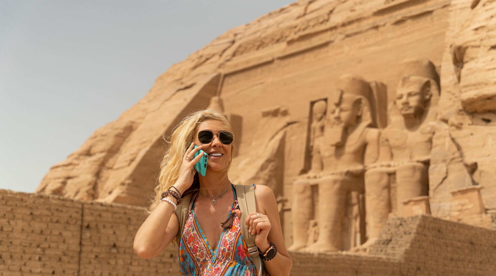 femme utilisant un forfait mobile Egypte en voyage