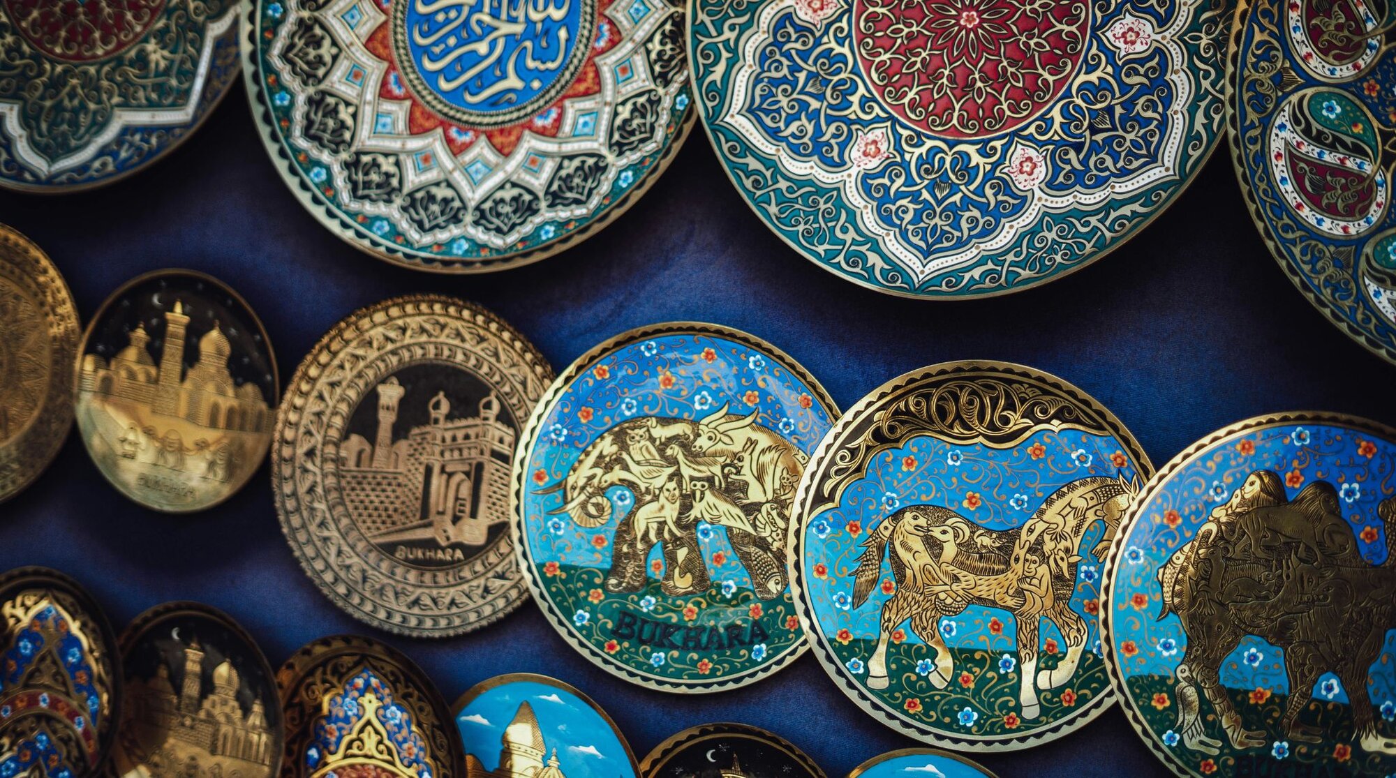 Piatti di artigianato locale in un viaggio in Uzbekistan fai da te
