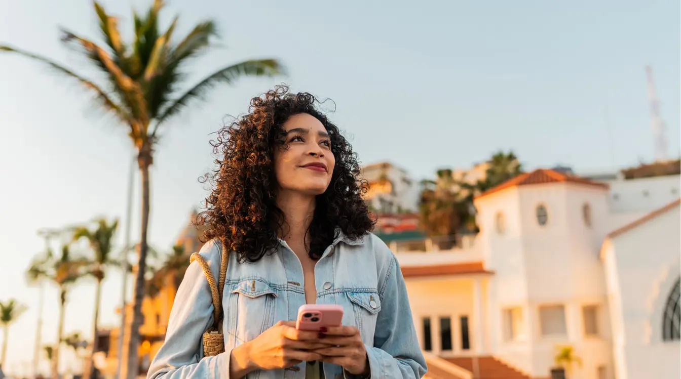 Jeune femme utilisant son téléphone pour se repérer pendant un voyage.
