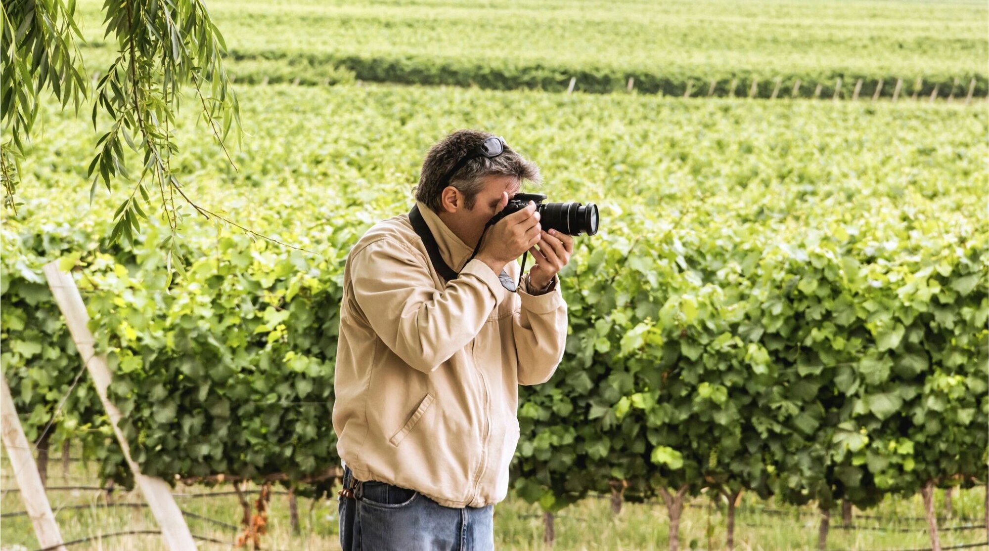 Fotógrafo registrando vinícolas de Malbec em Mendoza.