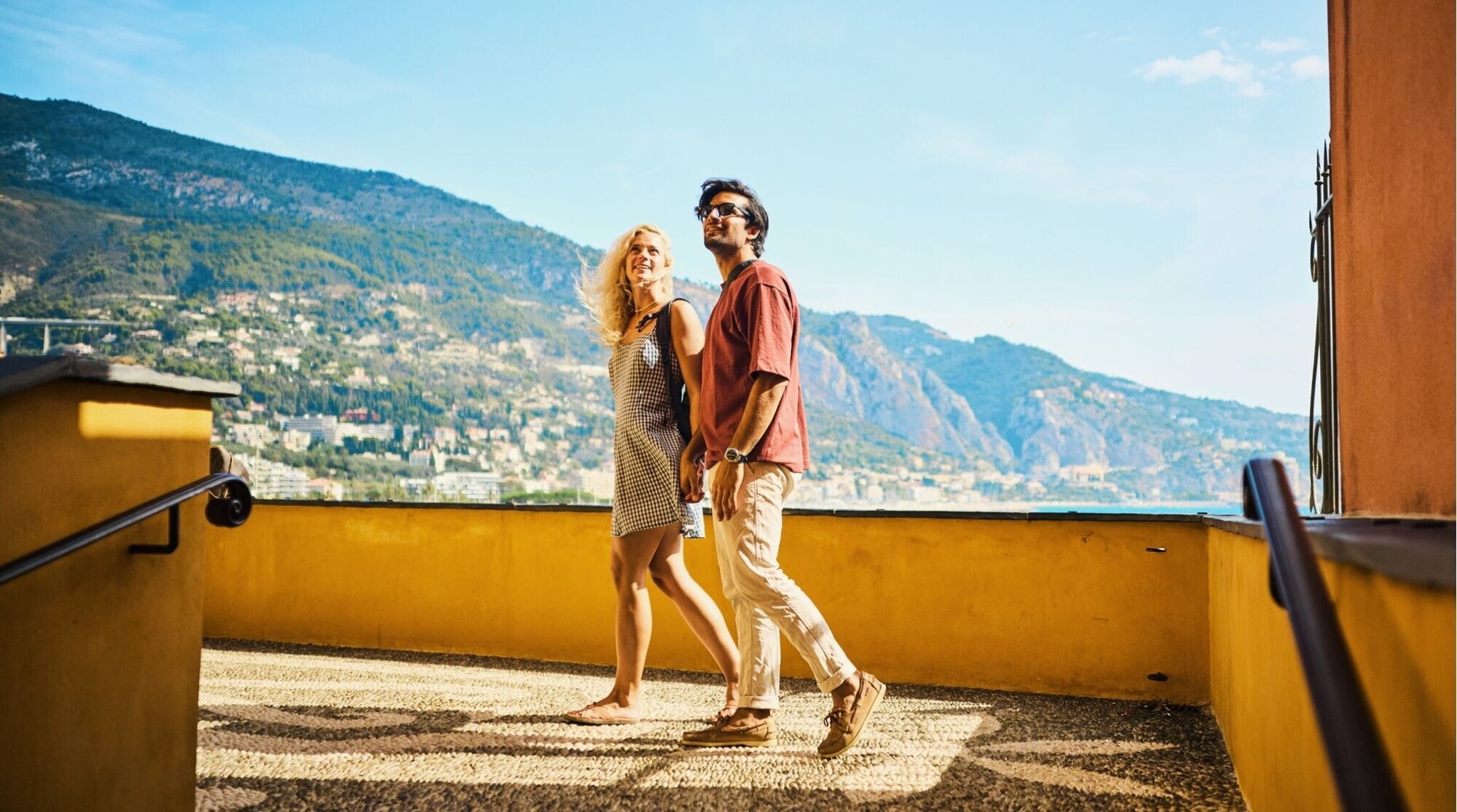 Jovem casal millennial aproveitando sua viagem para Menton, enquanto viaja no sul da França.