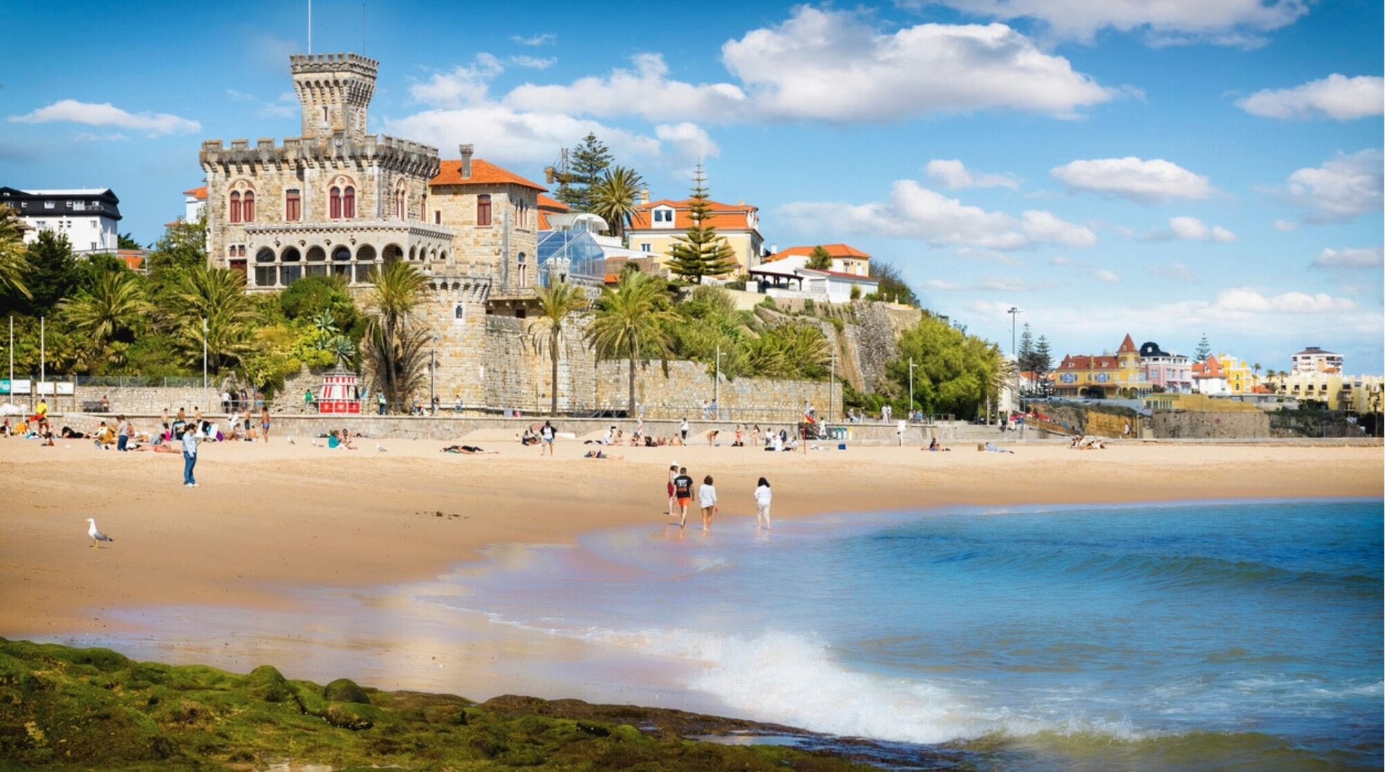 Banhistas caminhando pela praia em Estoril, Cascais