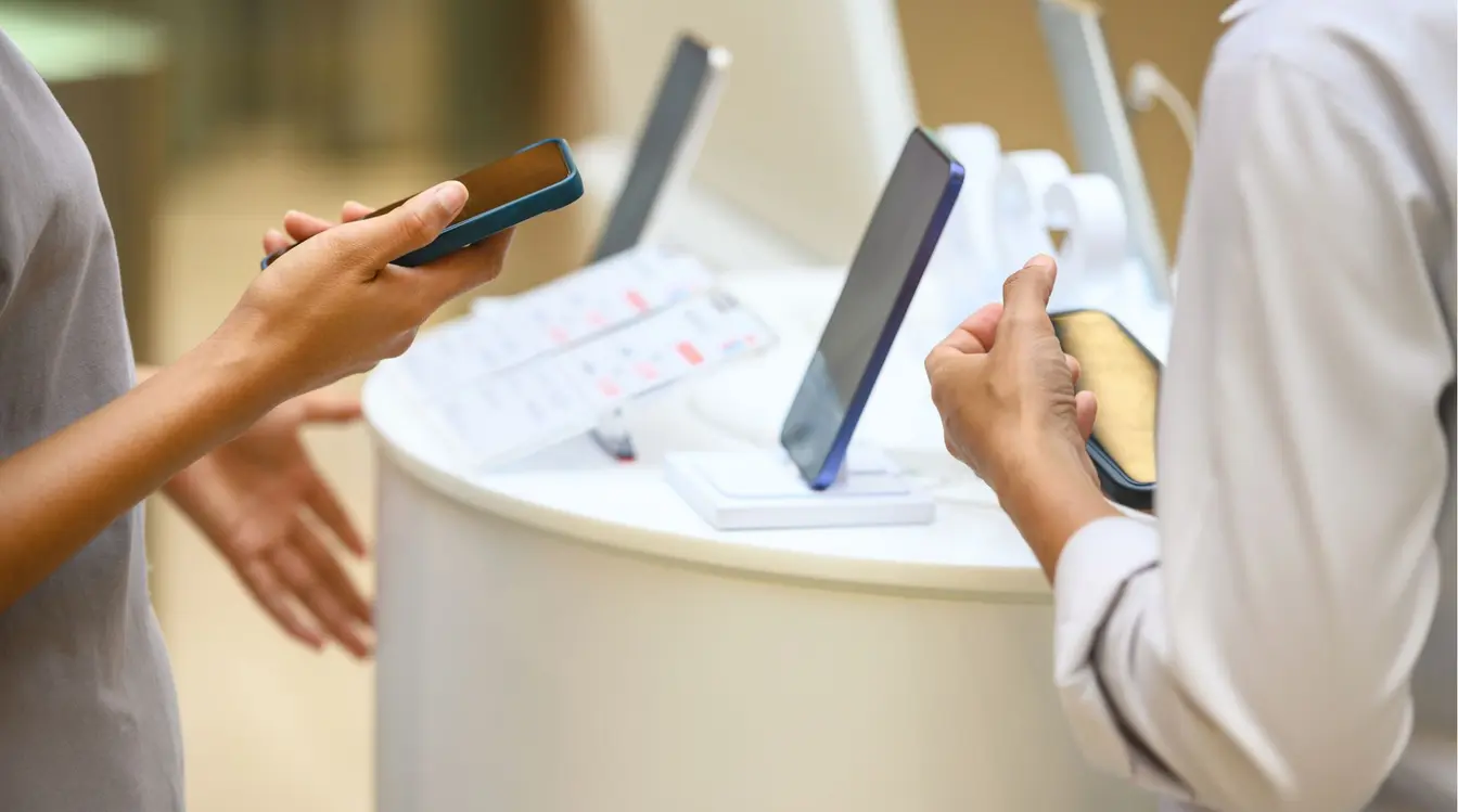 Cliente conseillée en boutique pour choisir un forfait mobile international.
