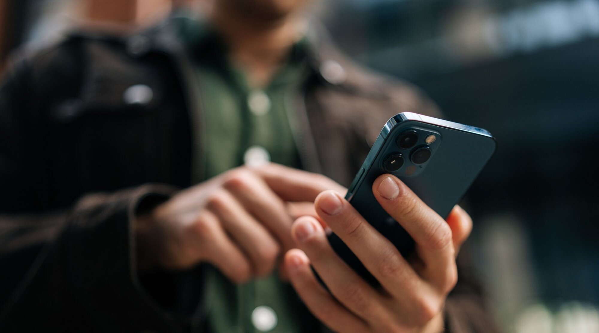 personne avec smartphone dans les mains