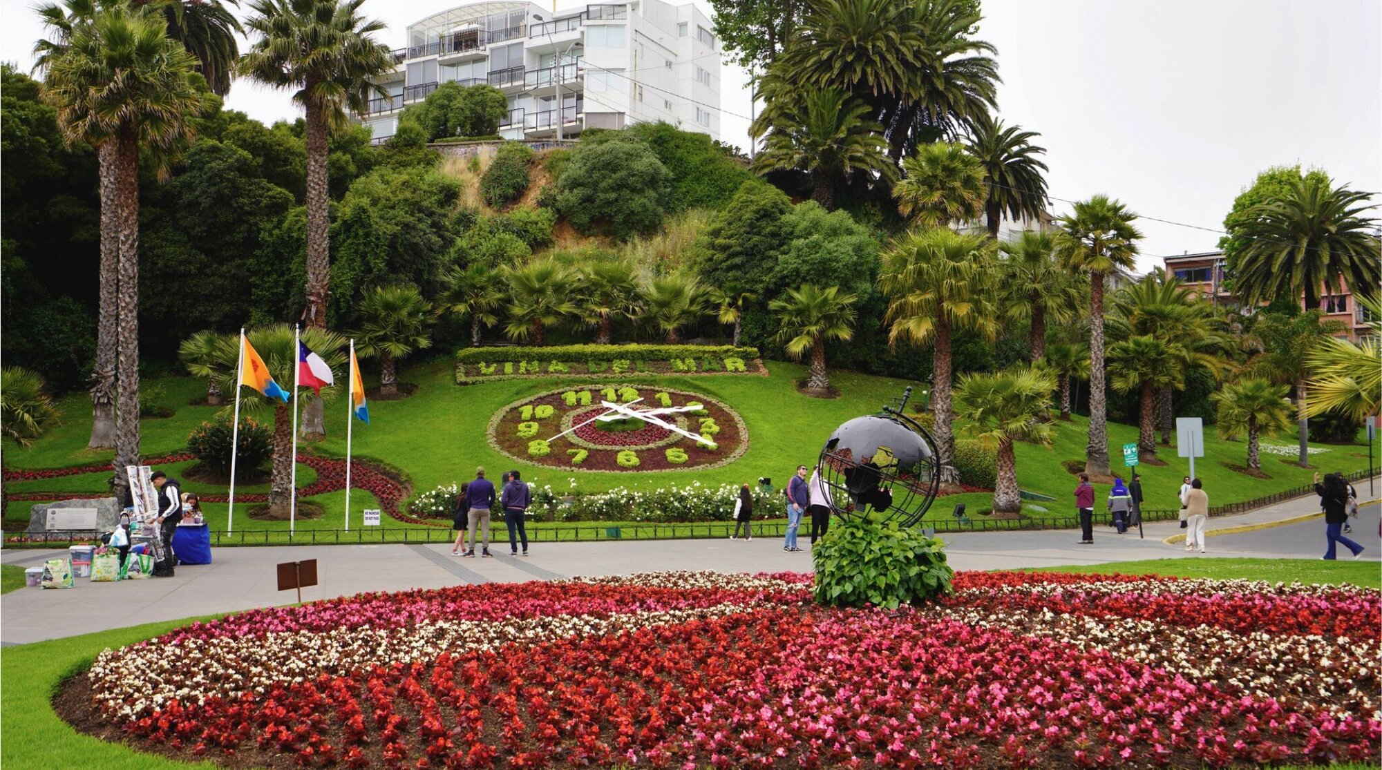 Turistas visitando o relógio de flores em Viña del Mar.