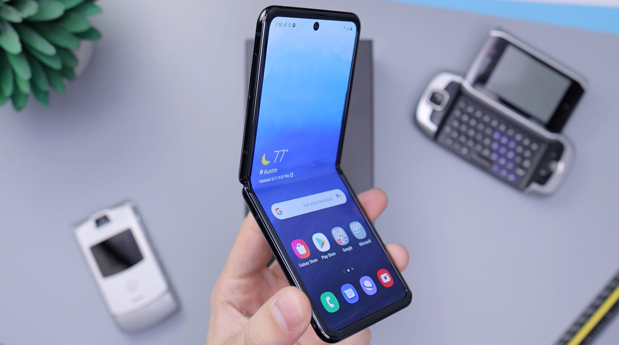 יד אוחזת בטלפון סמסונג גלקסי Z Flip 4 פרוש