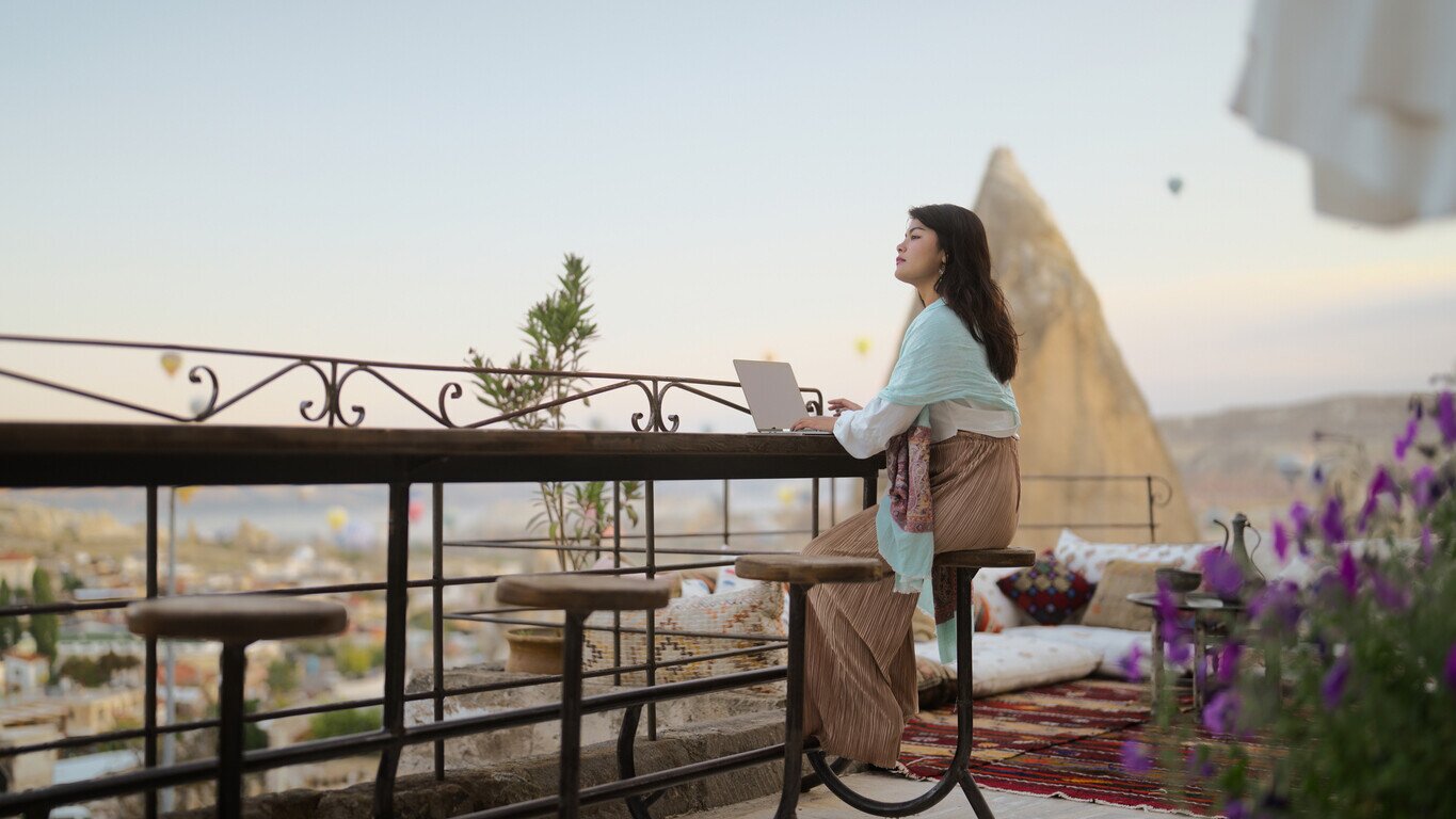 Frau mit laptop und eSIM in der Türkei