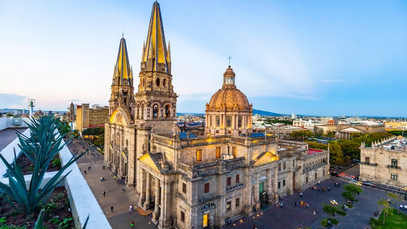 Catedral de Guadalajara al atardecer vista desde arriba, uno de los puntos clave del centro histórico de Guadalajara.