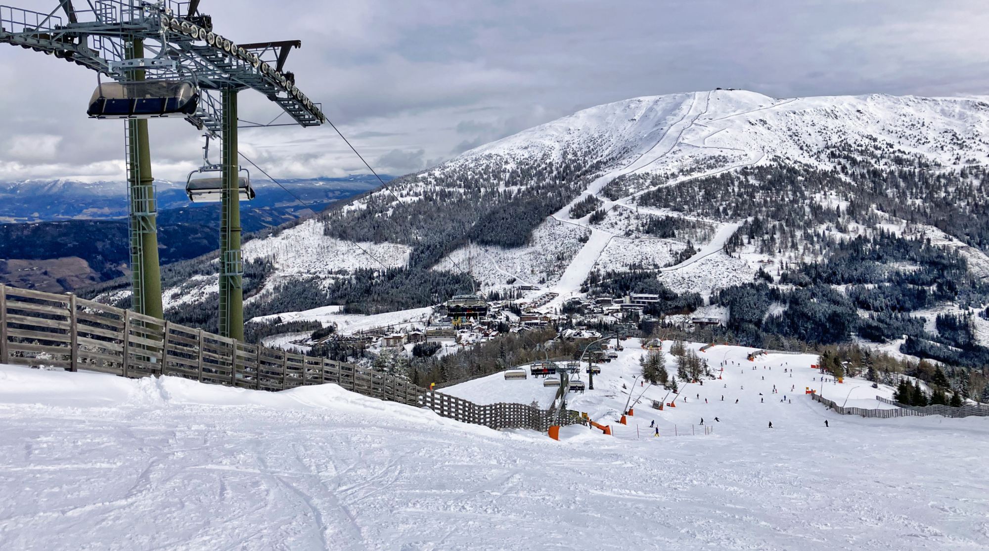 Piste innevate del comprensorio sciistico di Katschberg in Austria in inverno, area alpina meno turistica e più conveniente rispetto ai grandi resort.