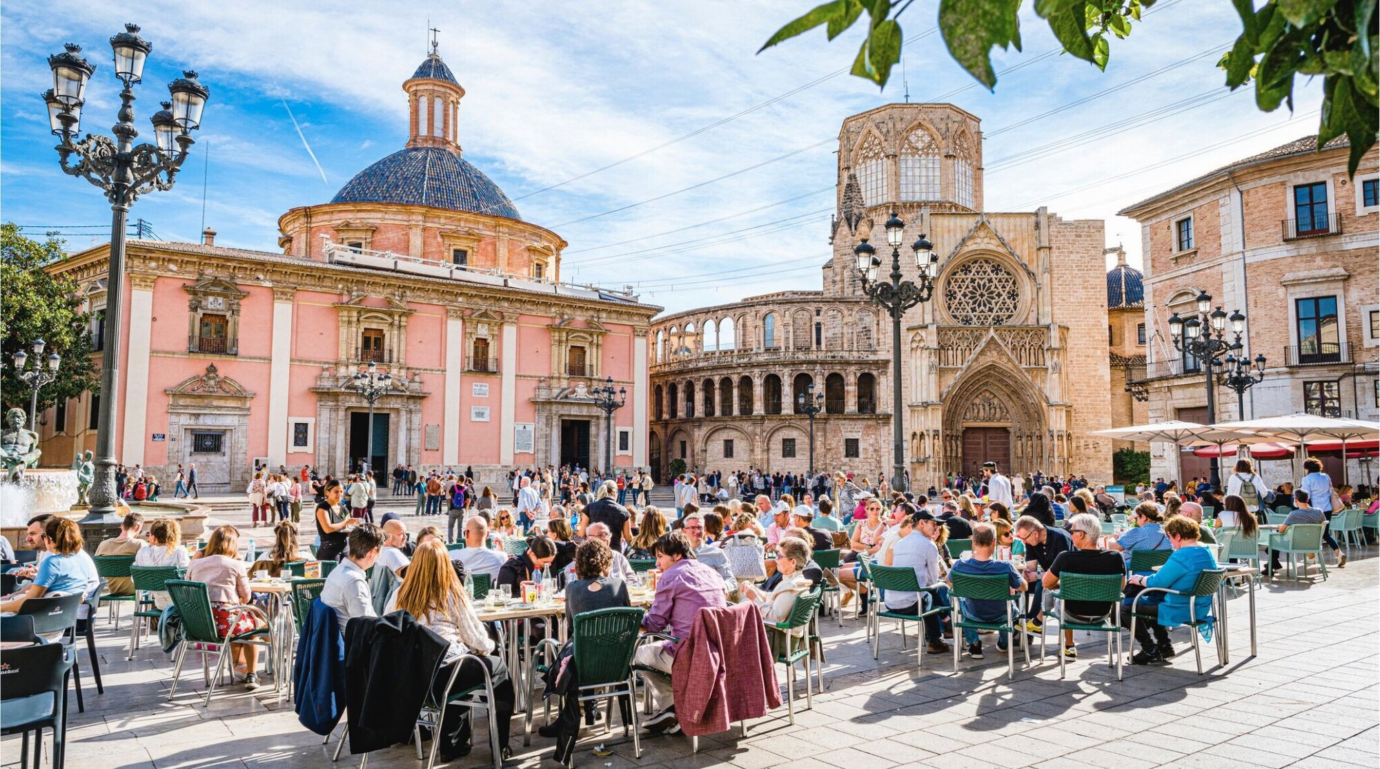 Turistas em uma praça em Valência, Espanha.