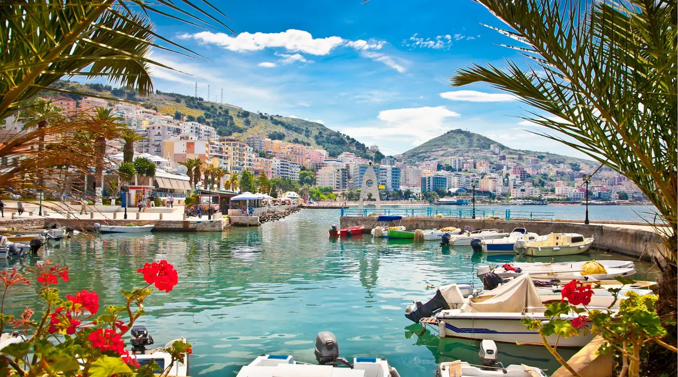 Vue sur le port de Sarandë et la mer Ionienne en Albanie