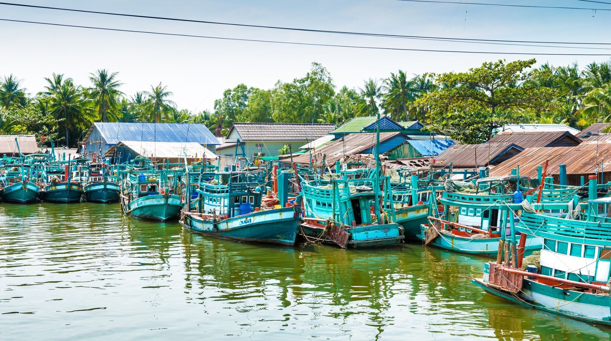 Bateaux de pêche colorés à Kampot, Cambodge