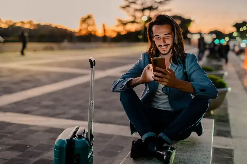 Viajero conectado a internet durante su viaje al extranjero