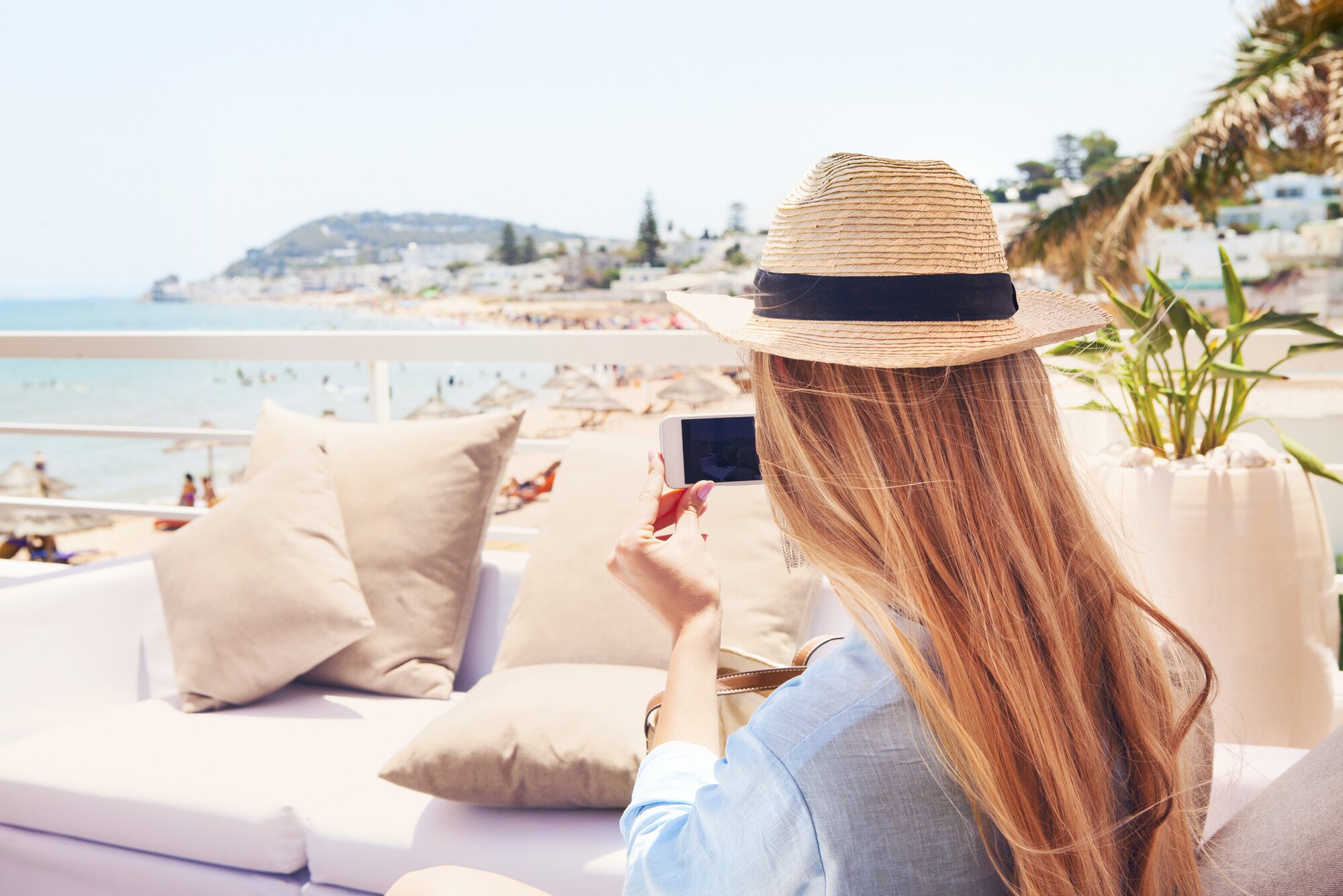 Frau mit eSIM in Tunesien