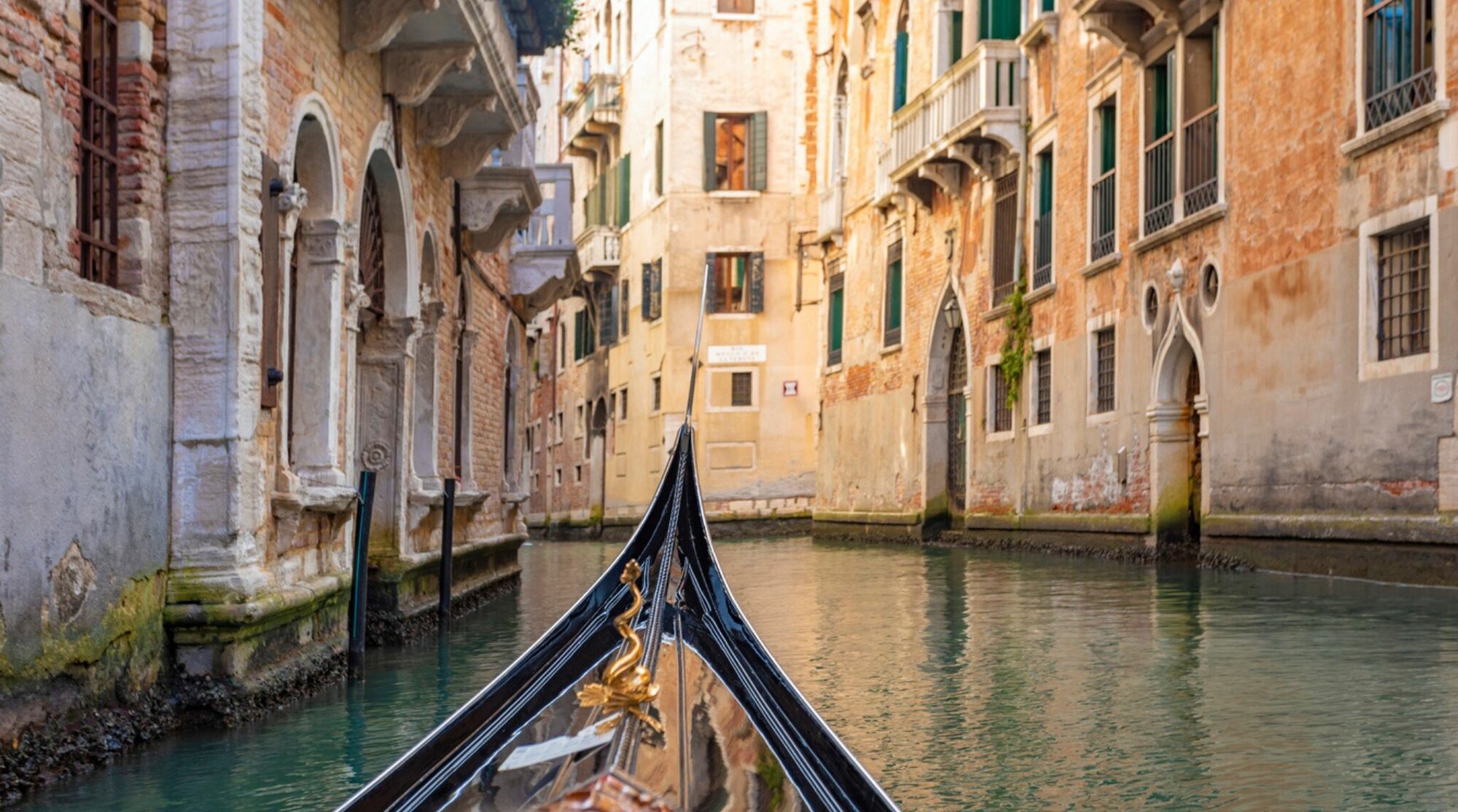 التنقل بالقوارب في البندقية