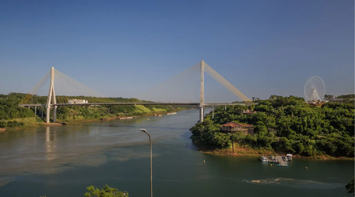 Vista panorâmica da Ponte da Amizade, conectando Foz do Iguaçu ao centro comercial paraguaio em Ciudad del Este.