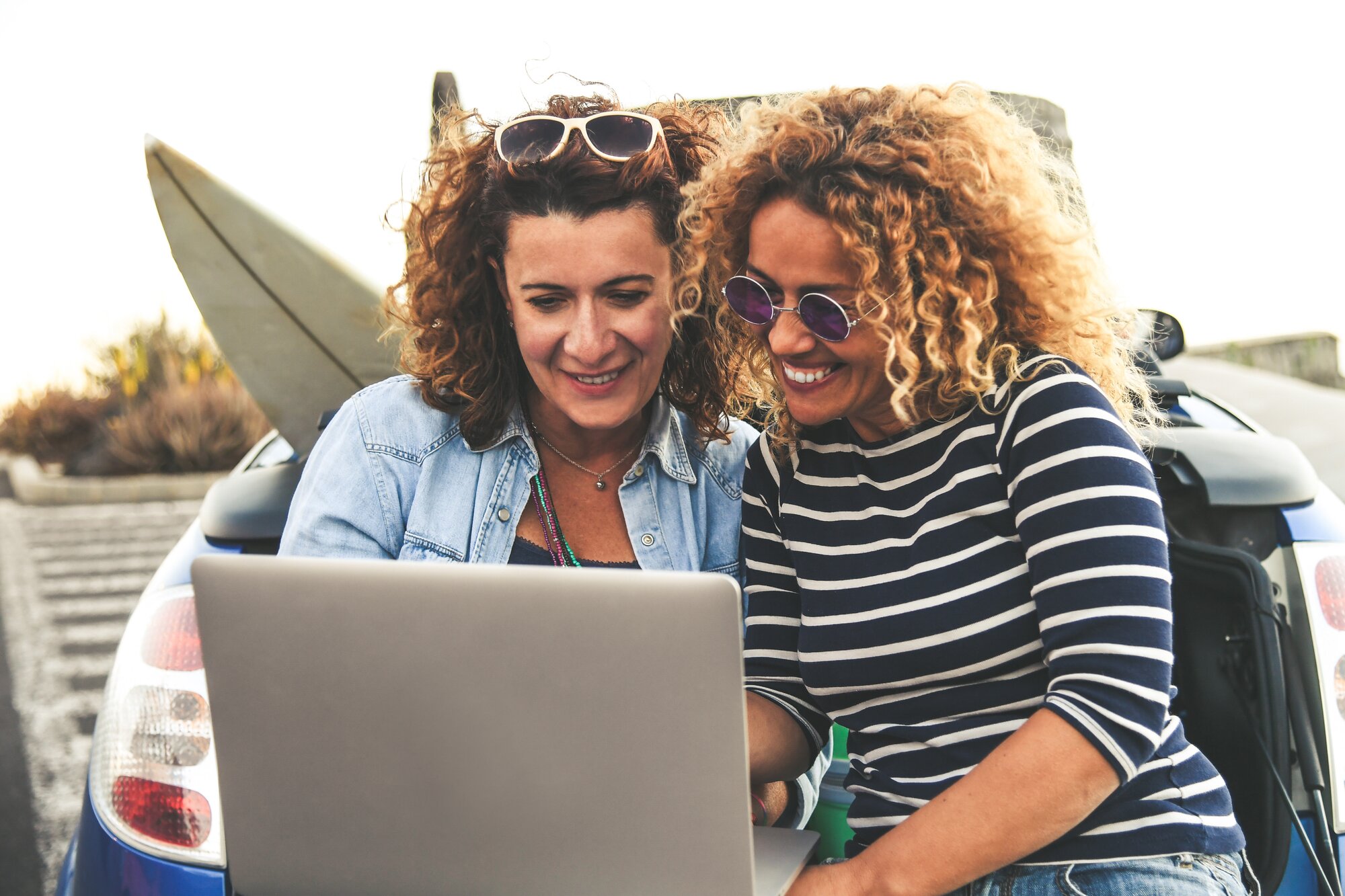 友達とパソコンを見ながら談笑