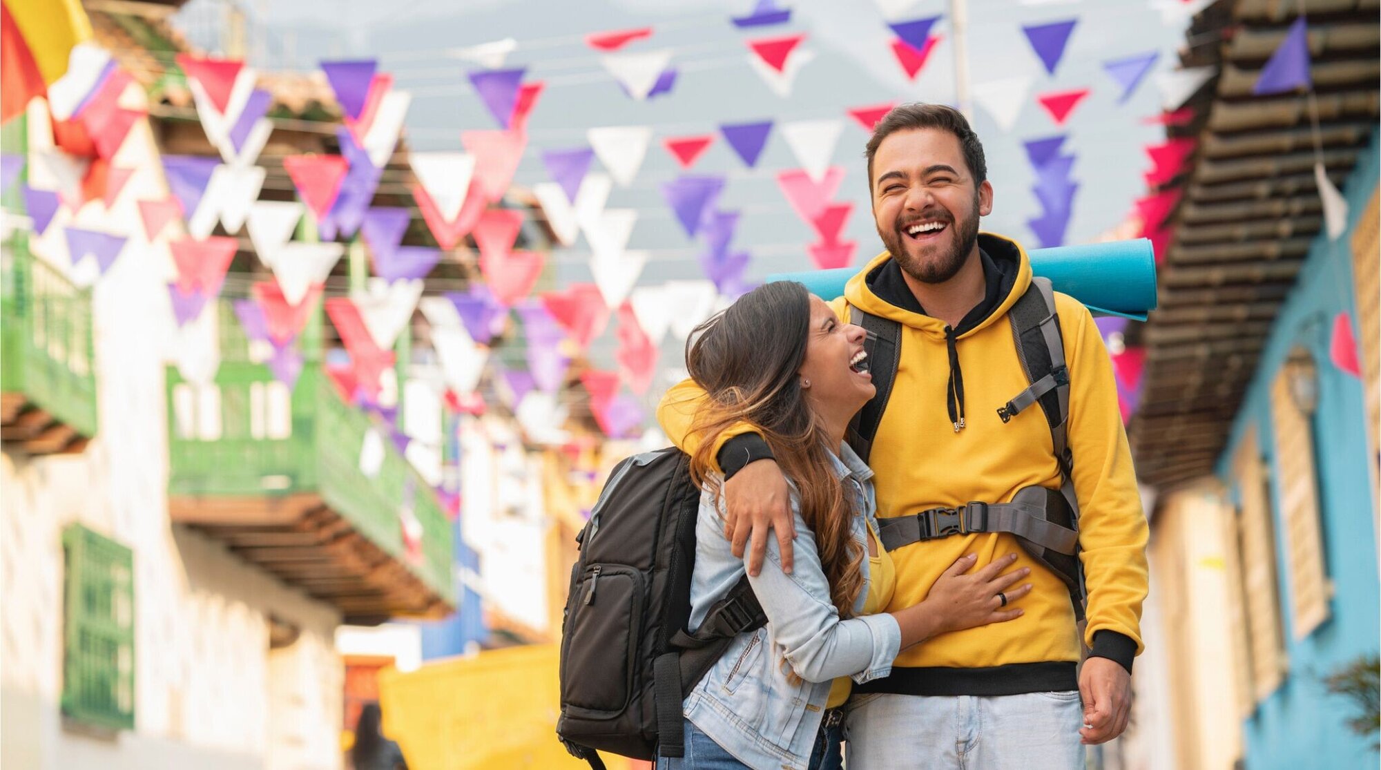 Una pareja de jóvenes latinos disfrutando de un paisaje en Colombia.