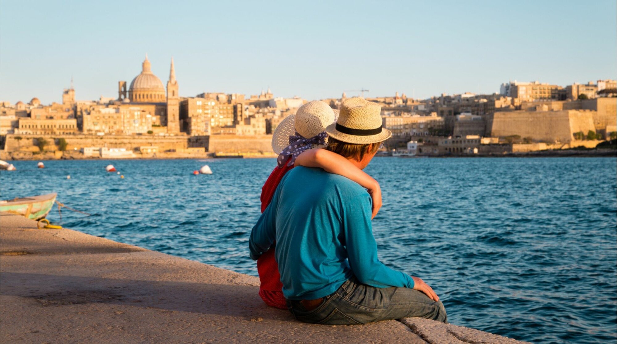 Casal aproveitando a vista da cidade de Valletta em Malta