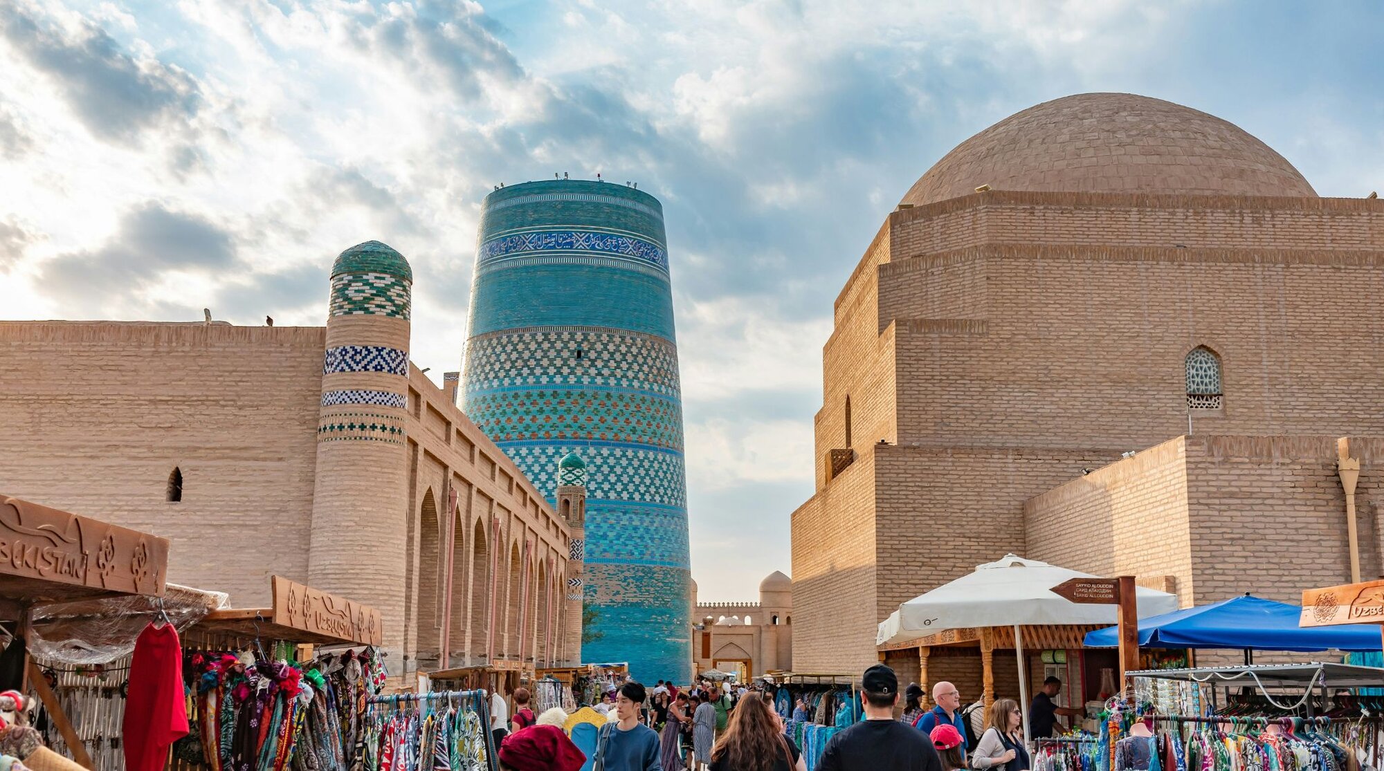 Minareto Kalta Minor e mercato nella città vecchia di Khiva, Uzbekistan