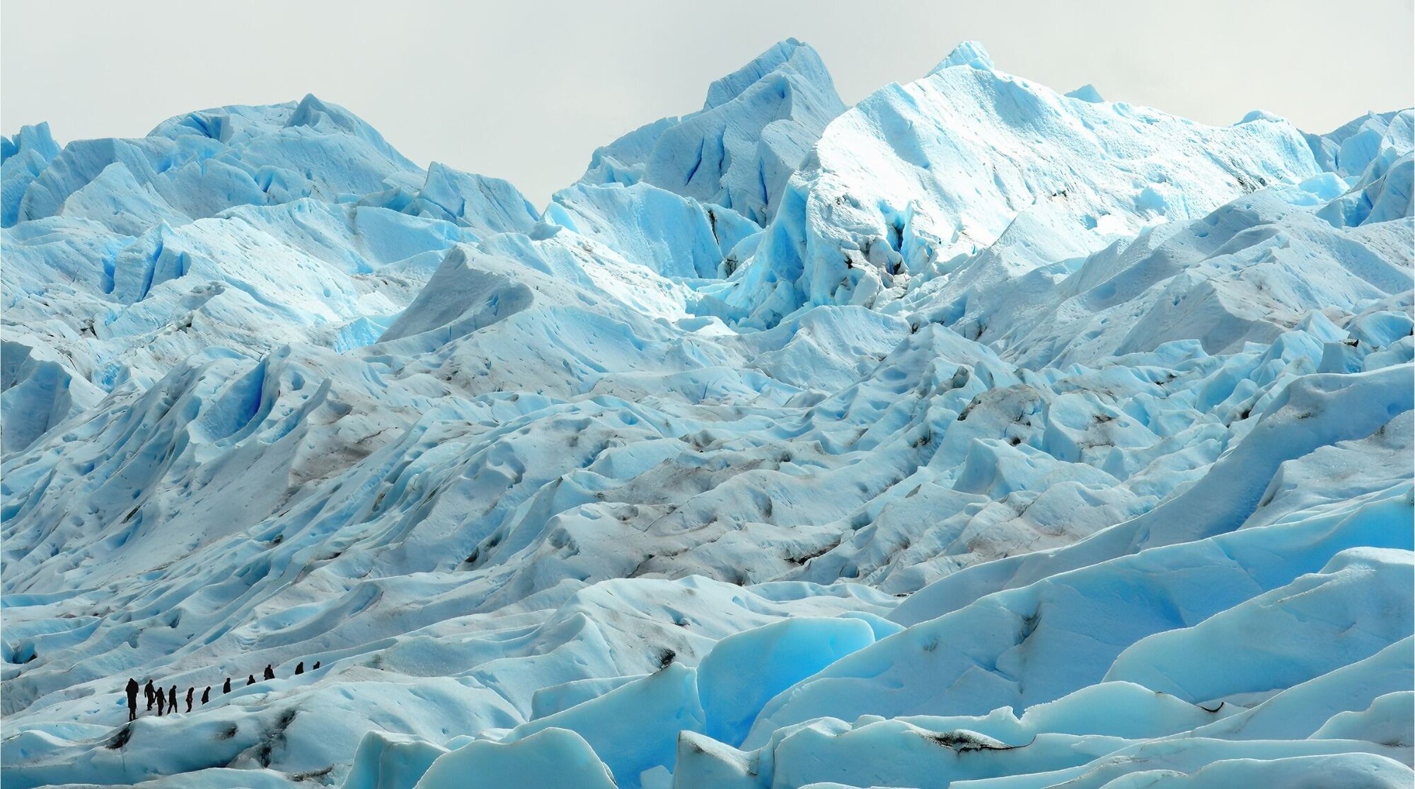 Un grupo de excursionistas haciendo trekking sobre el hielo del glaciar Perito Moreno en la Patagonia Argentina.
