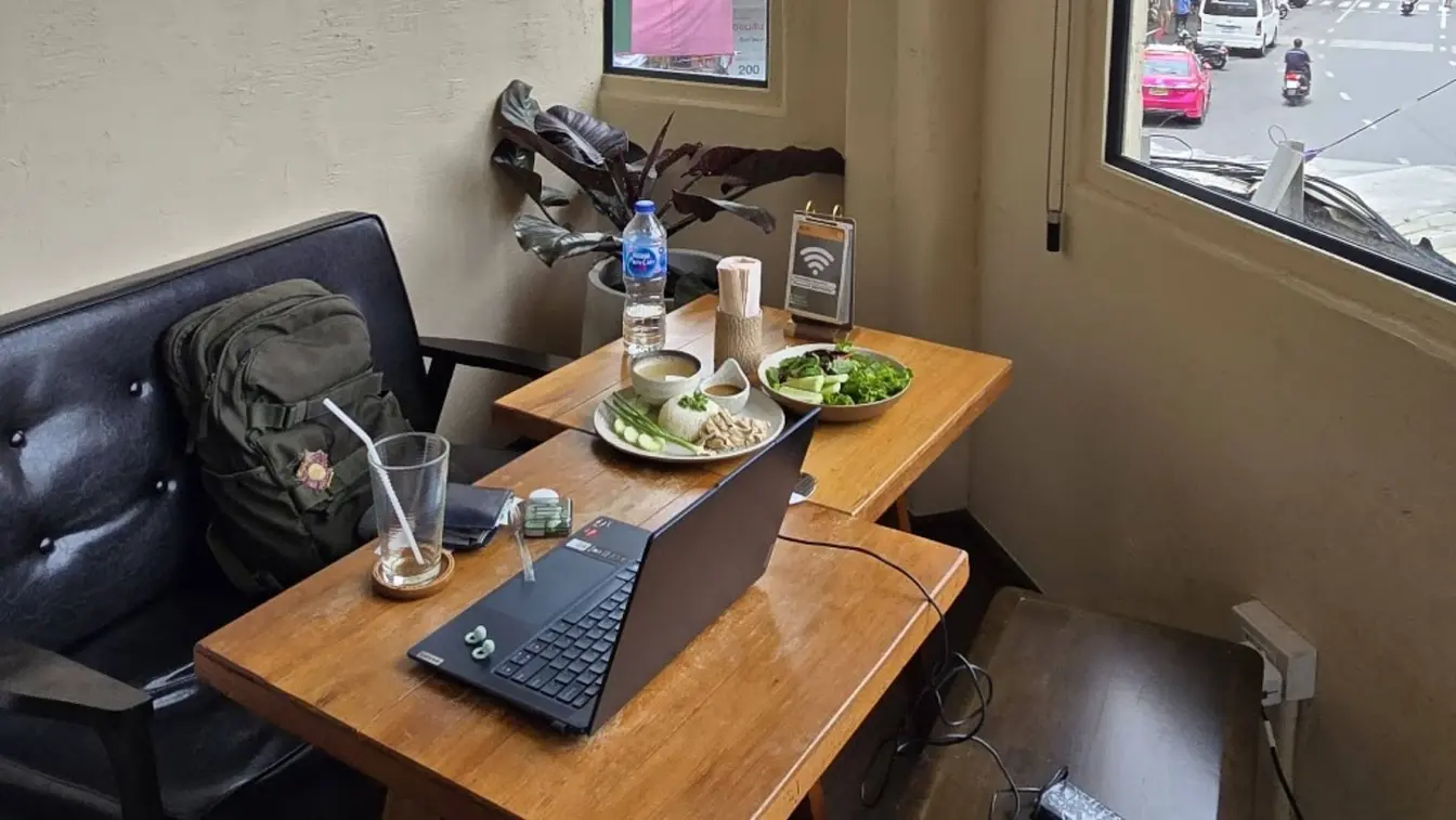 Mi lugar de trabajo en un café vegano, Kem-Kon Khaosan, en Bangkok.