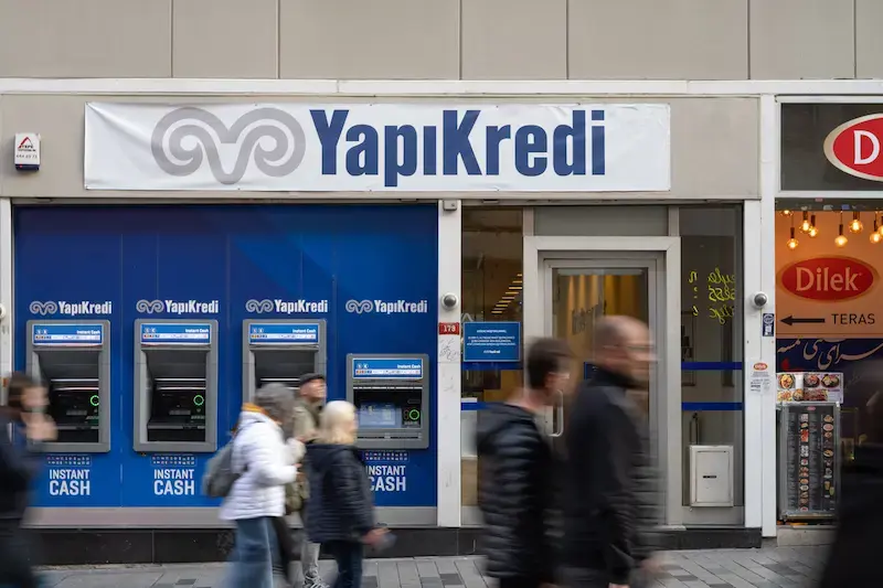 Façade d’une banque Yapı Kredi avec plusieurs distributeurs automatiques à Istanbul, passants marchant devant les ATM