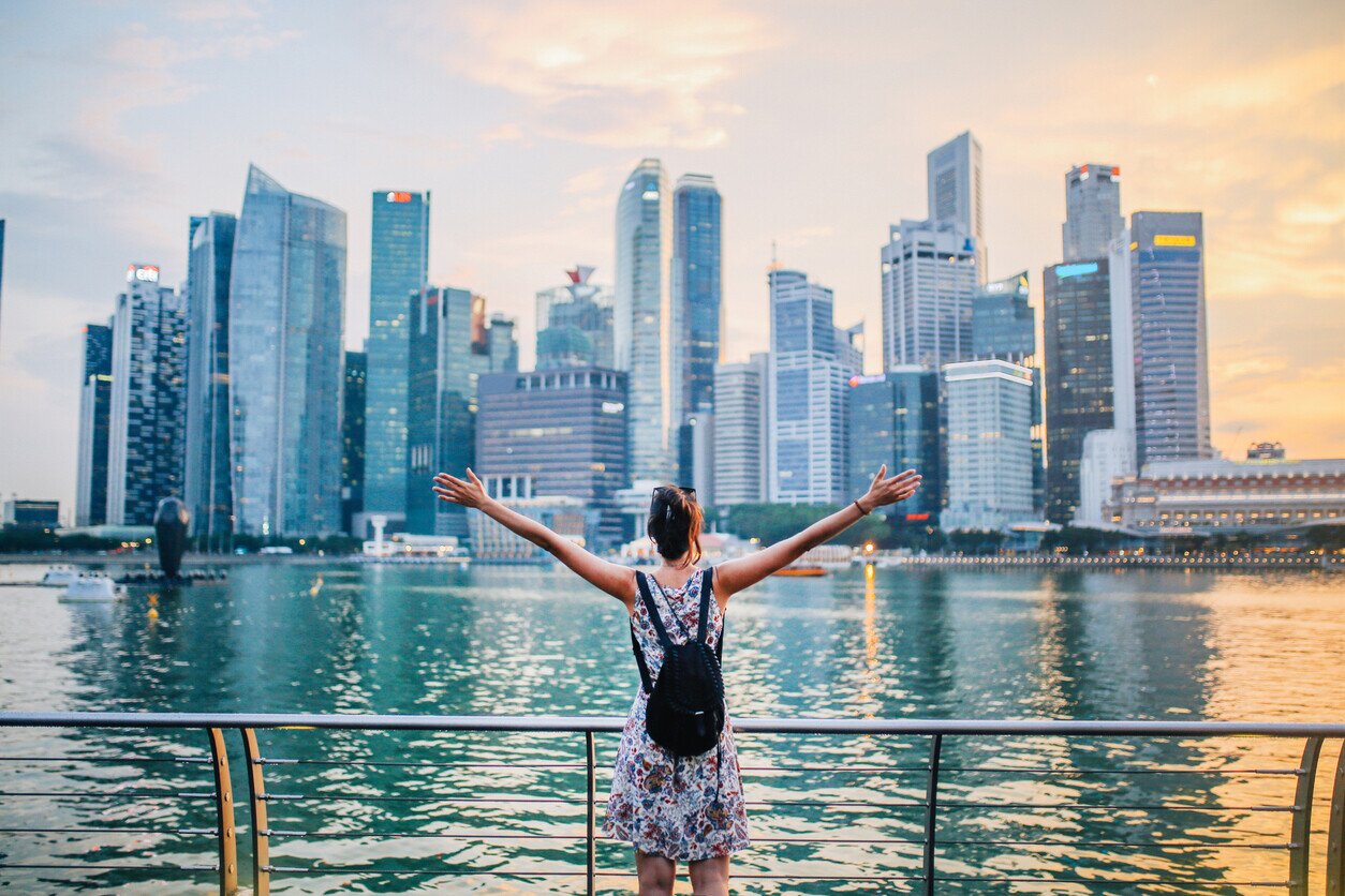 Frau auf einer Reise durch Singapur