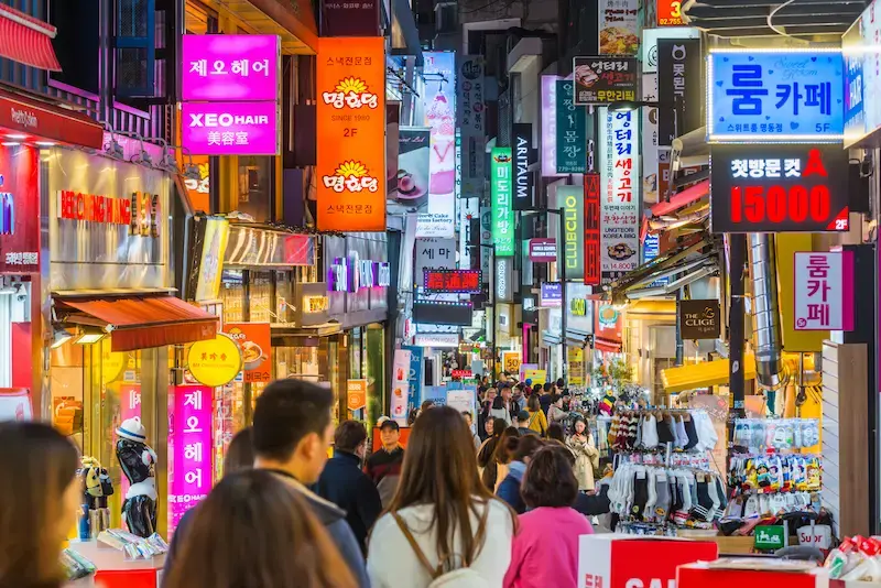 観光客で賑わう夜の明洞のストリート