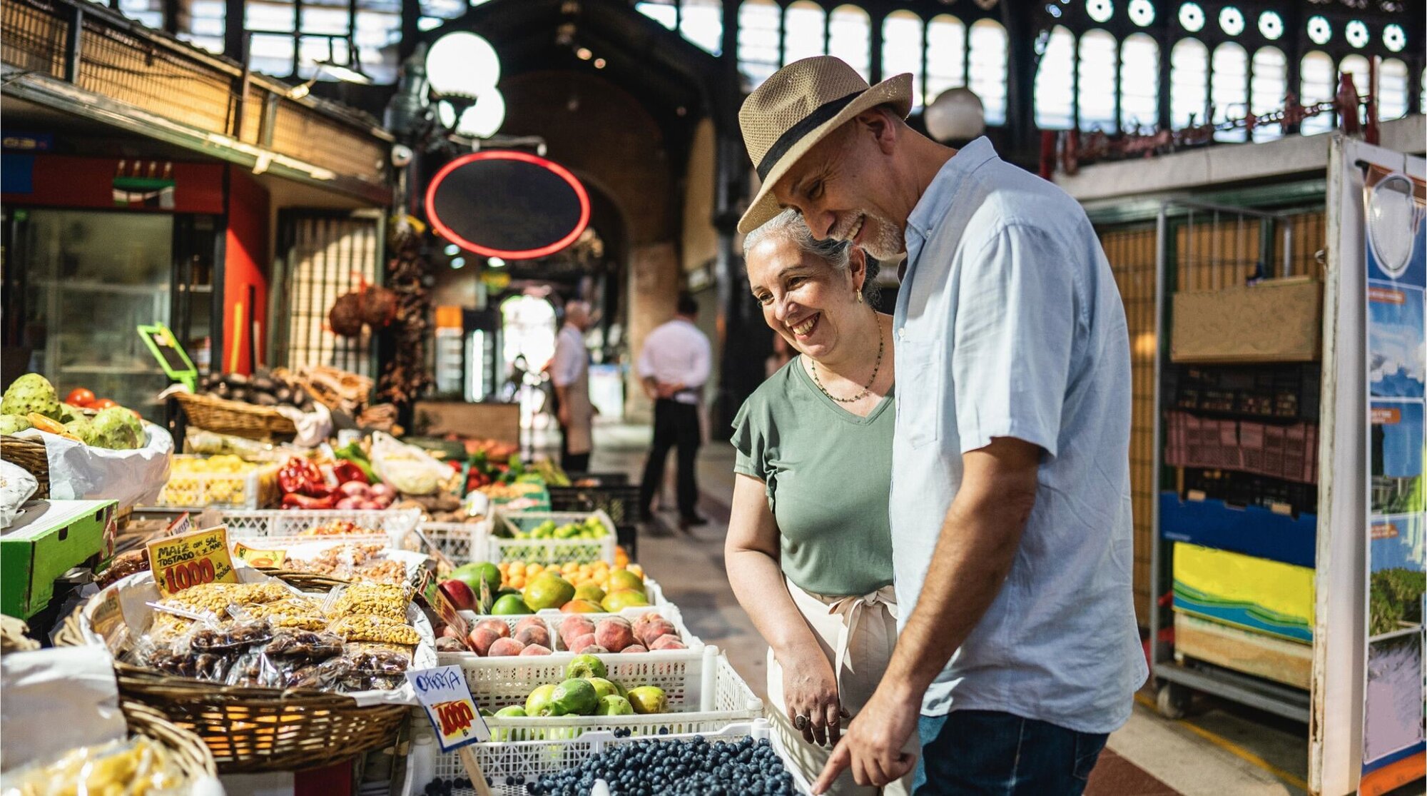 Casal de turistas no Mercado Central de Santiago.