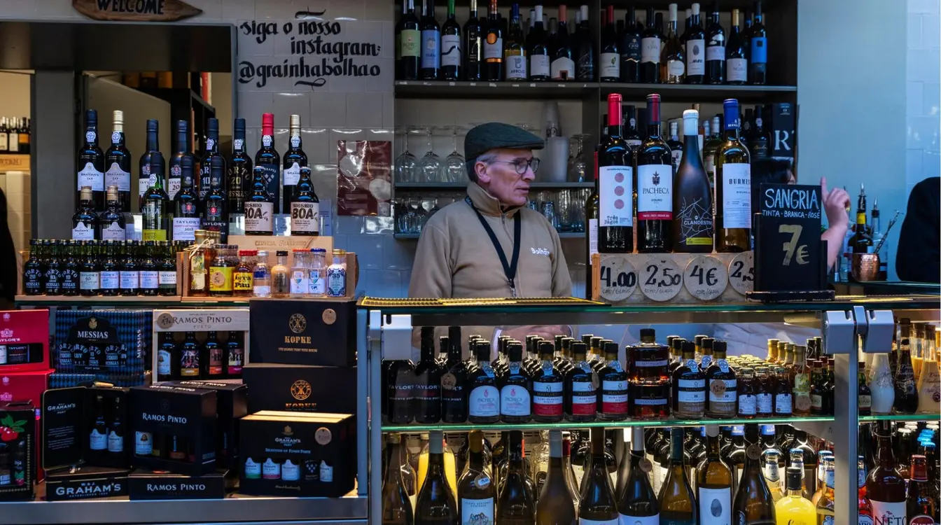 Loja de bebidas no Mercado do Bolhão, Porto, Portugal.