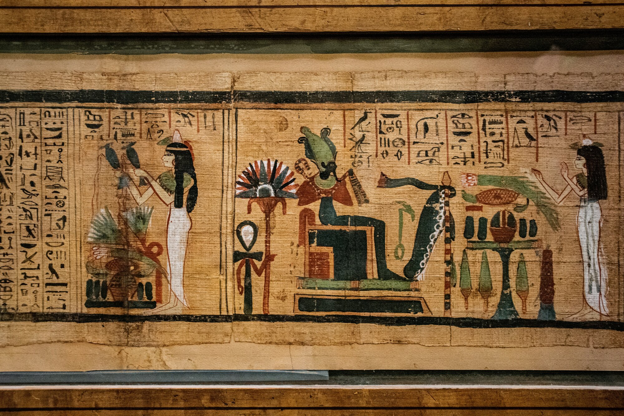 Imagen de un papiro egipcio que combina texto en jeroglíficos y escenas ilustradas con figuras de la mitología para ilustrar la mejor eSIM para Egipto.