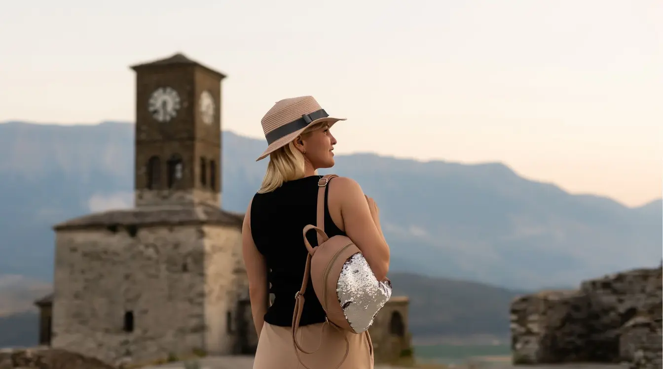 Voyageuse se promenant dans les quartiers historiques de Gjirokastër, en Albanie.