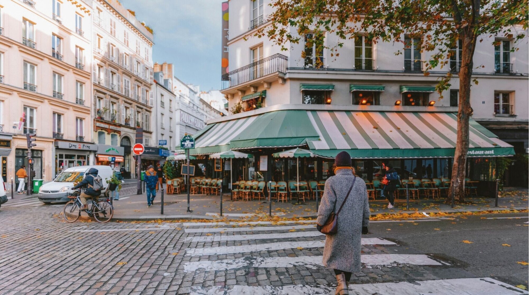 Vista del Canal Saint Martin en París durante el invierno.