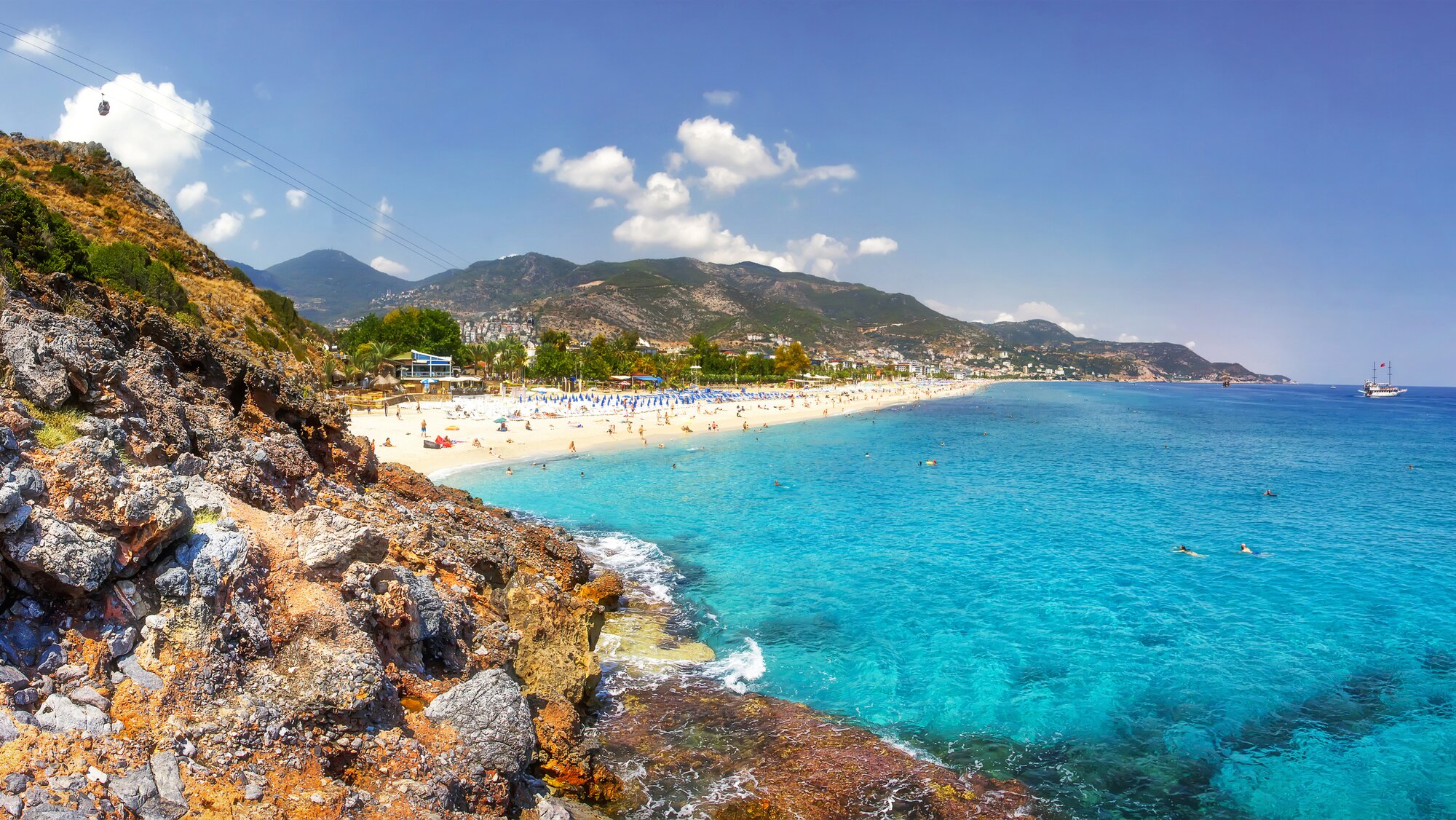 Meer-Landschaft des Mittelmeers an klaren sonnigen Tag im Oktober in Europa