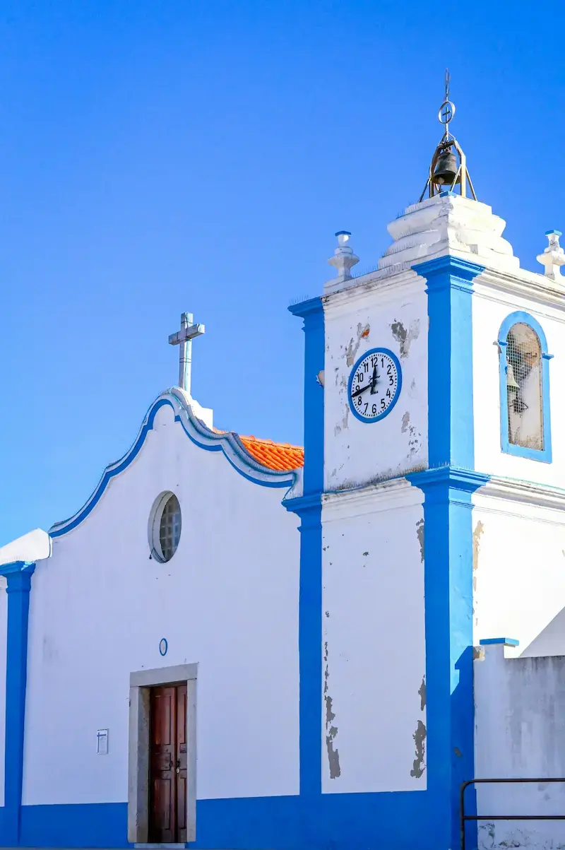 Chiesa bianca a blu in Alentejo, da vedere per le vacanze low cost agosto