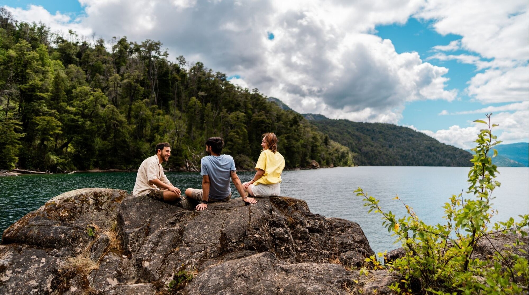 Três turistas amigos admirando as paisagens da Patagônia.