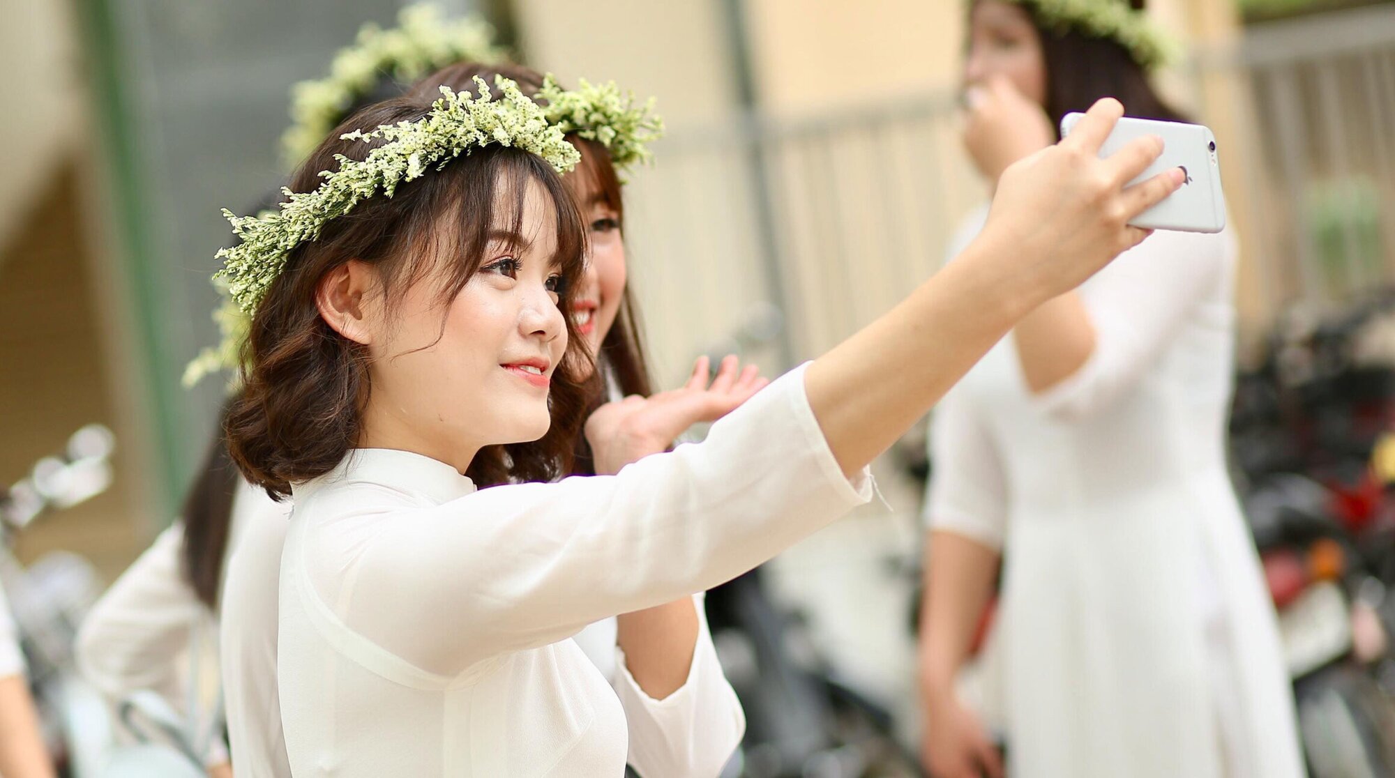 İki kız selfie çekiyor